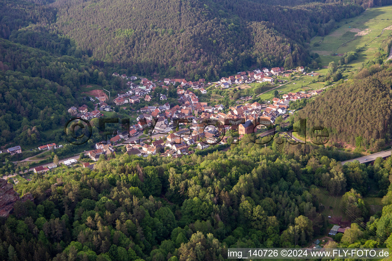 Luftbild von Wilgartswiesen von Süden im Bundesland Rheinland-Pfalz, Deutschland