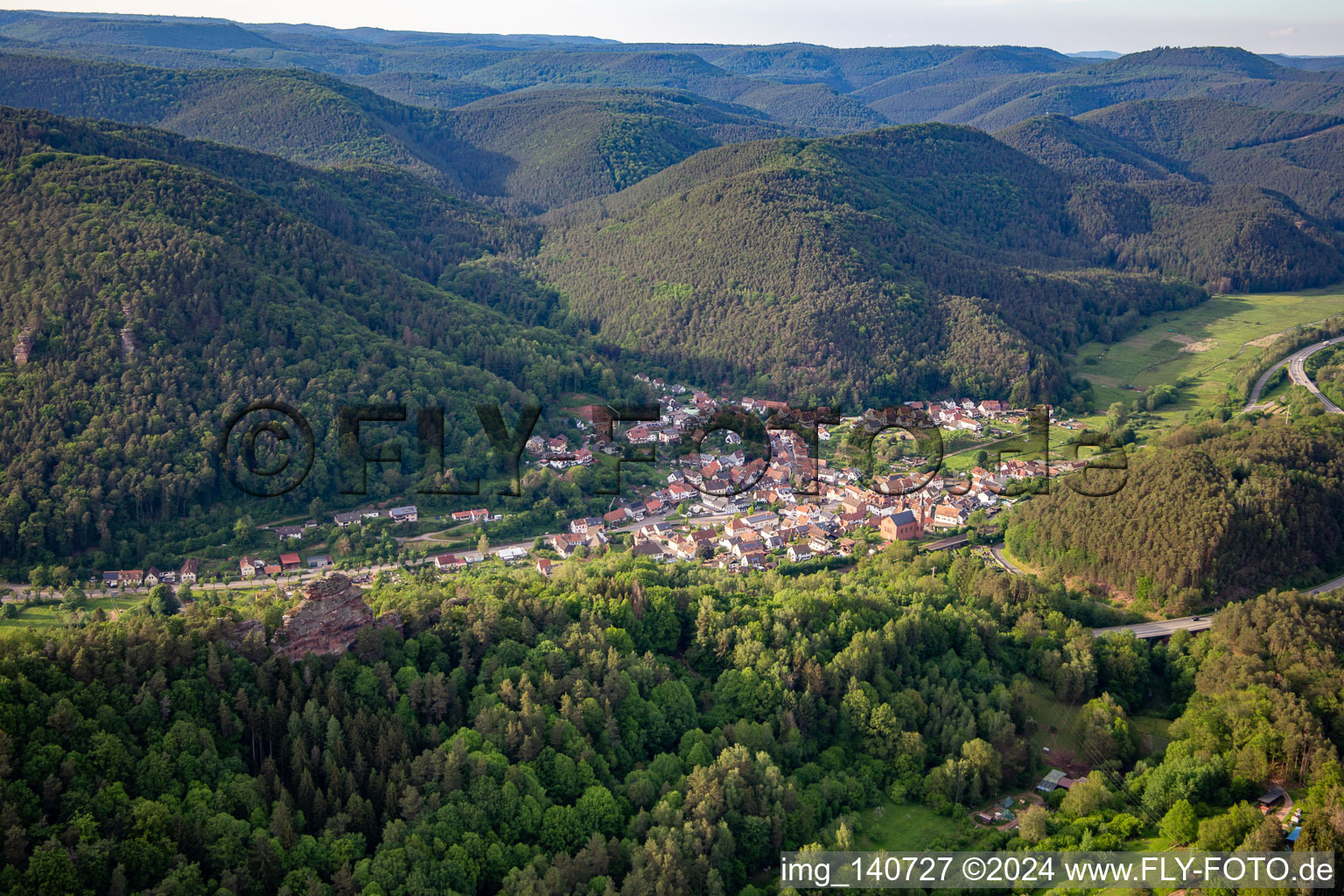 Luftaufnahme von Wilgartswiesen von Süden im Bundesland Rheinland-Pfalz, Deutschland