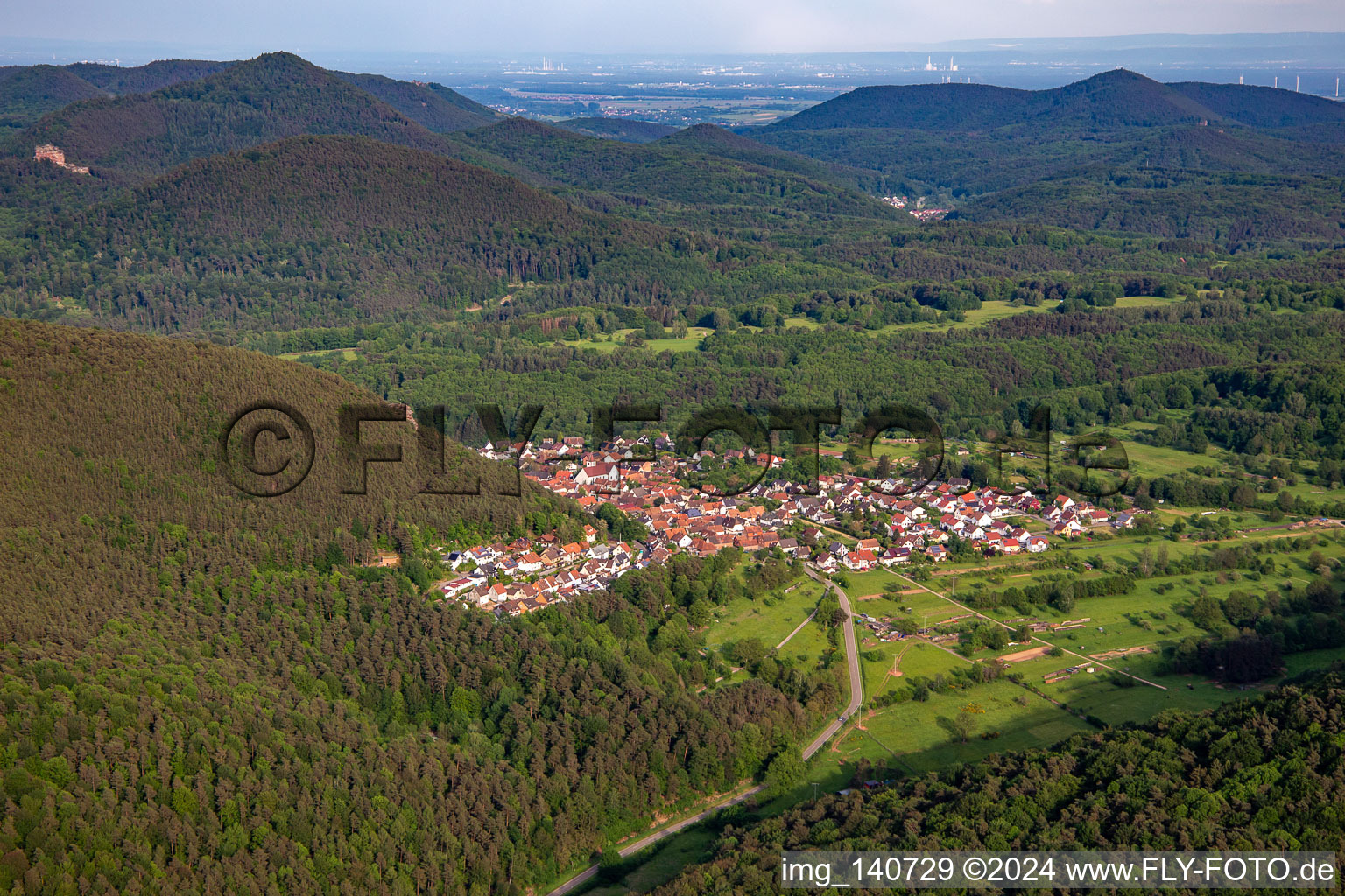 Sarnstall von Nordwesten in Annweiler am Trifels im Bundesland Rheinland-Pfalz, Deutschland