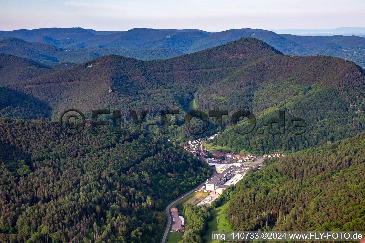 Luftbild von CHRIPA Paletten GmbH im Ortsteil Sarnstall in Annweiler am Trifels im Bundesland Rheinland-Pfalz, Deutschland