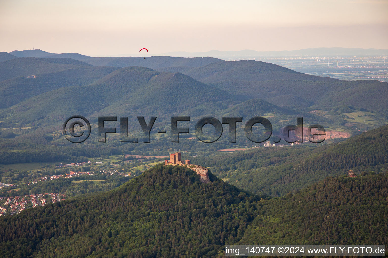 Luftbild von Burg Trifels von Südwesten im Ortsteil Bindersbach in Annweiler am Trifels im Bundesland Rheinland-Pfalz, Deutschland