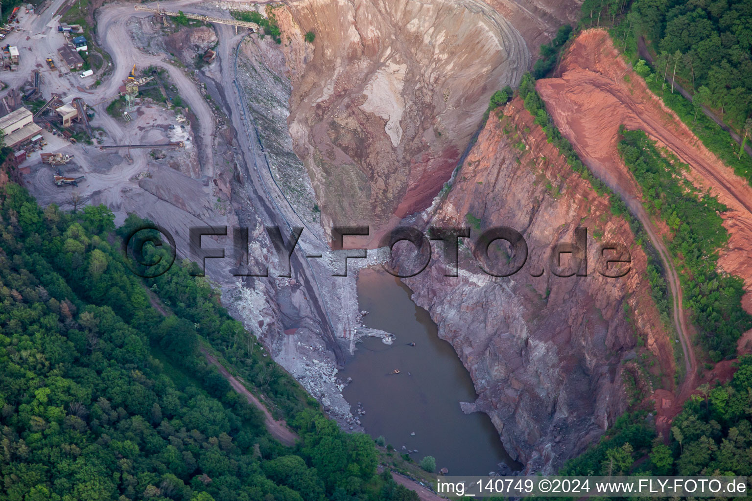 Luftaufnahme von Pfalz Granit in Waldhambach im Bundesland Rheinland-Pfalz, Deutschland