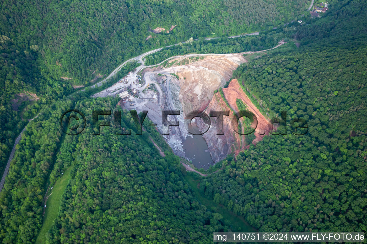 Schrägluftbild von Pfalz Granit in Waldhambach im Bundesland Rheinland-Pfalz, Deutschland