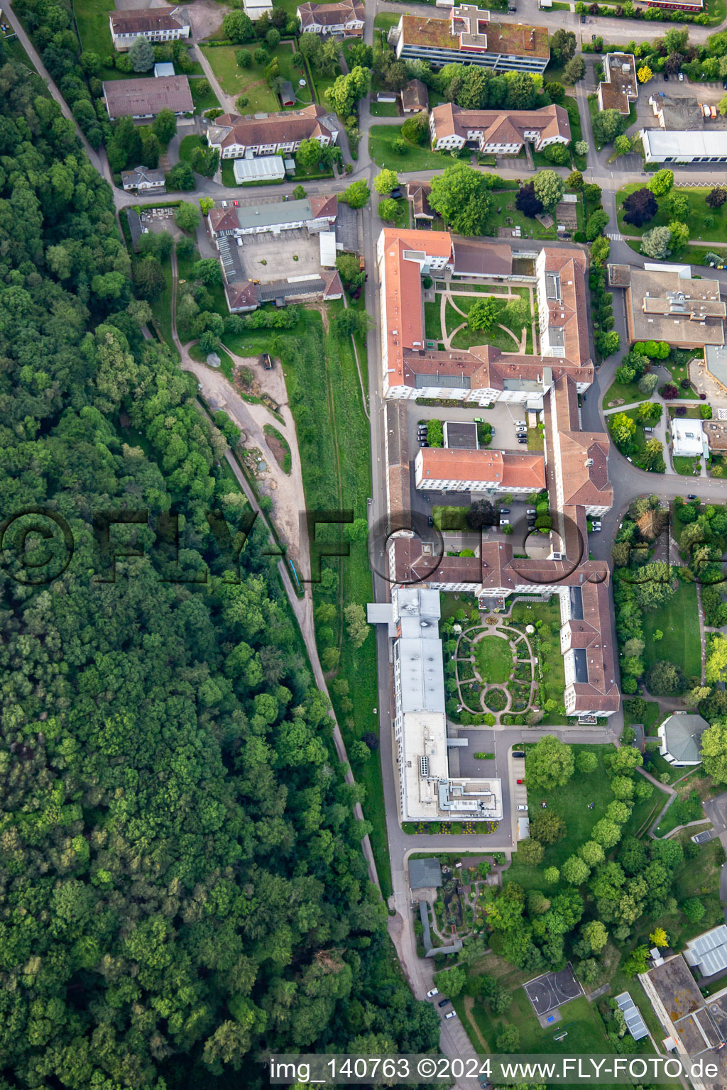 Drohnenaufname von Pfalzklinik Landeck in Klingenmünster im Bundesland Rheinland-Pfalz, Deutschland