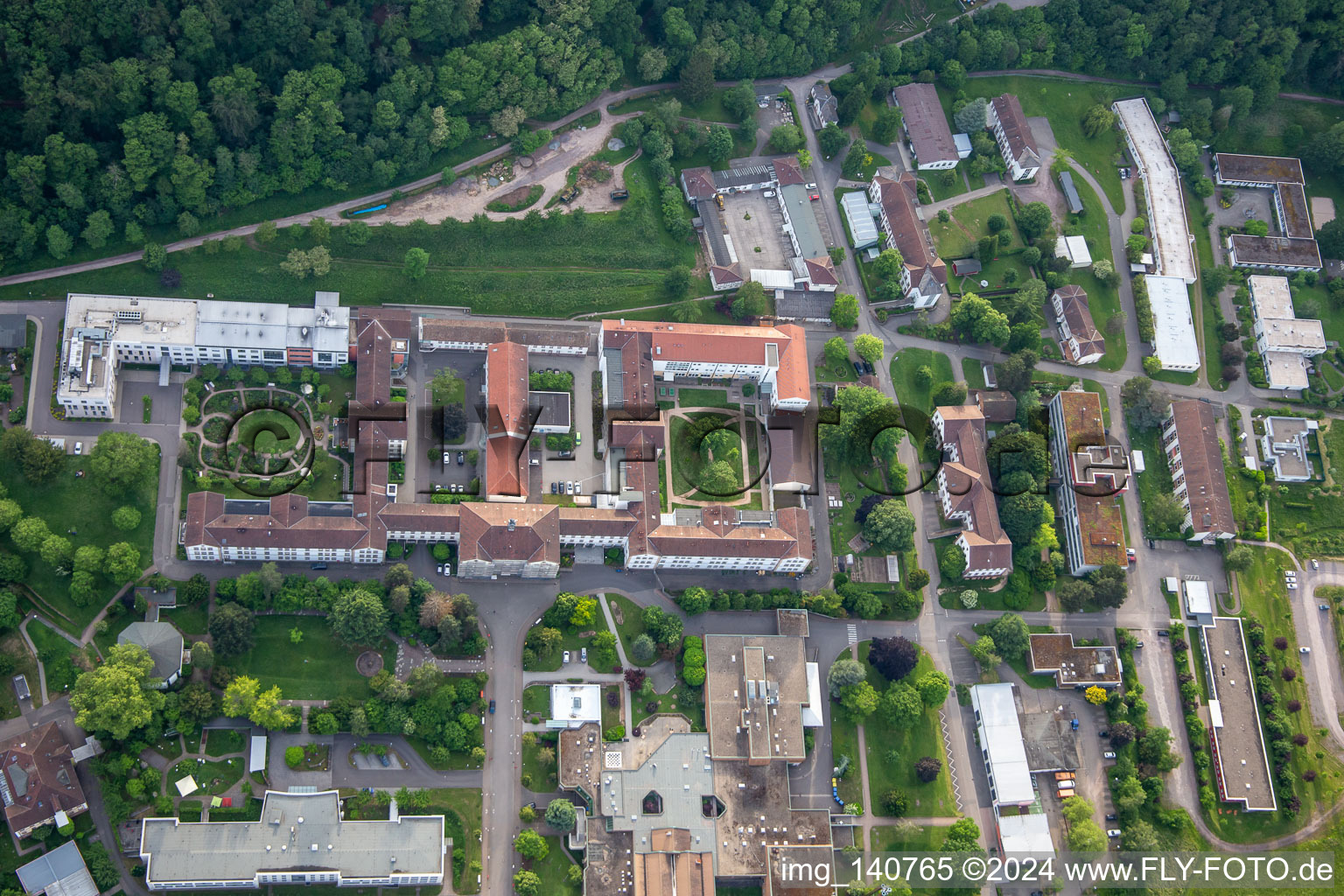 Pfalzklinik Landeck in Klingenmünster im Bundesland Rheinland-Pfalz, Deutschland aus der Drohnenperspektive