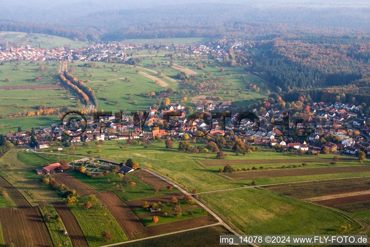 Dorf - Ansicht am Rande von landwirtschaftlichen Feldern und Nutzflächen im Ortsteil Schluttenbach in Ettlingen im Bundesland Baden-Württemberg, Deutschland