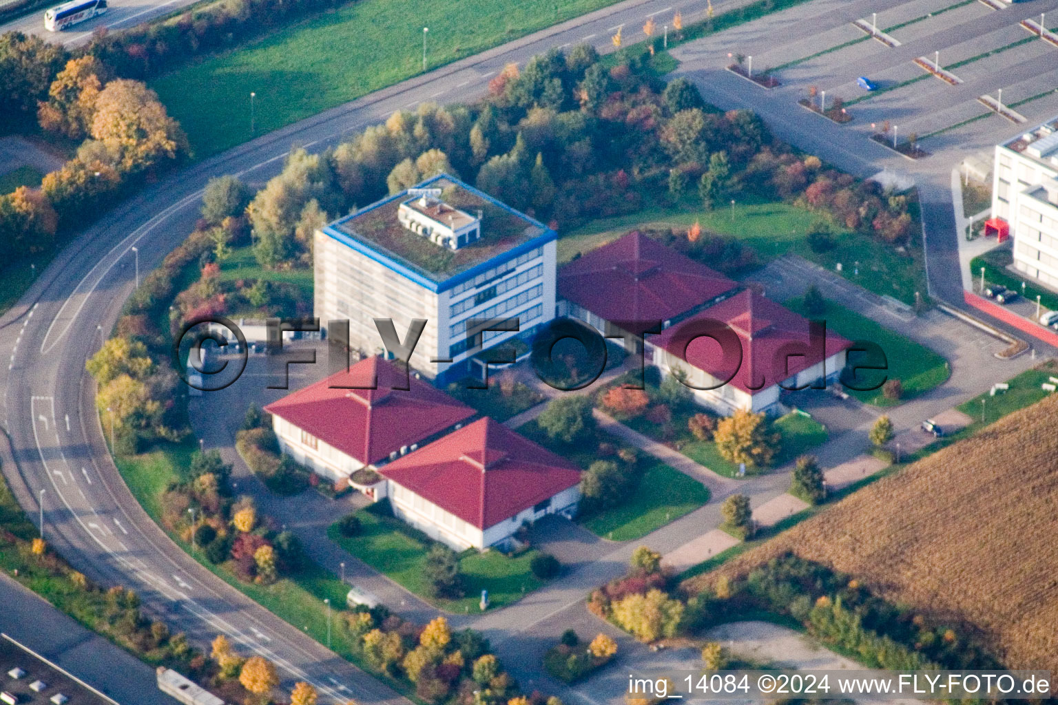 Bürogebäude des Verwaltungs- und Geschäftshauses Bruker Physik GmbH und Bruker BioSpin MRI GmbH in Ettlingen im Ortsteil Bruchhausen im Bundesland Baden-Württemberg, Deutschland
