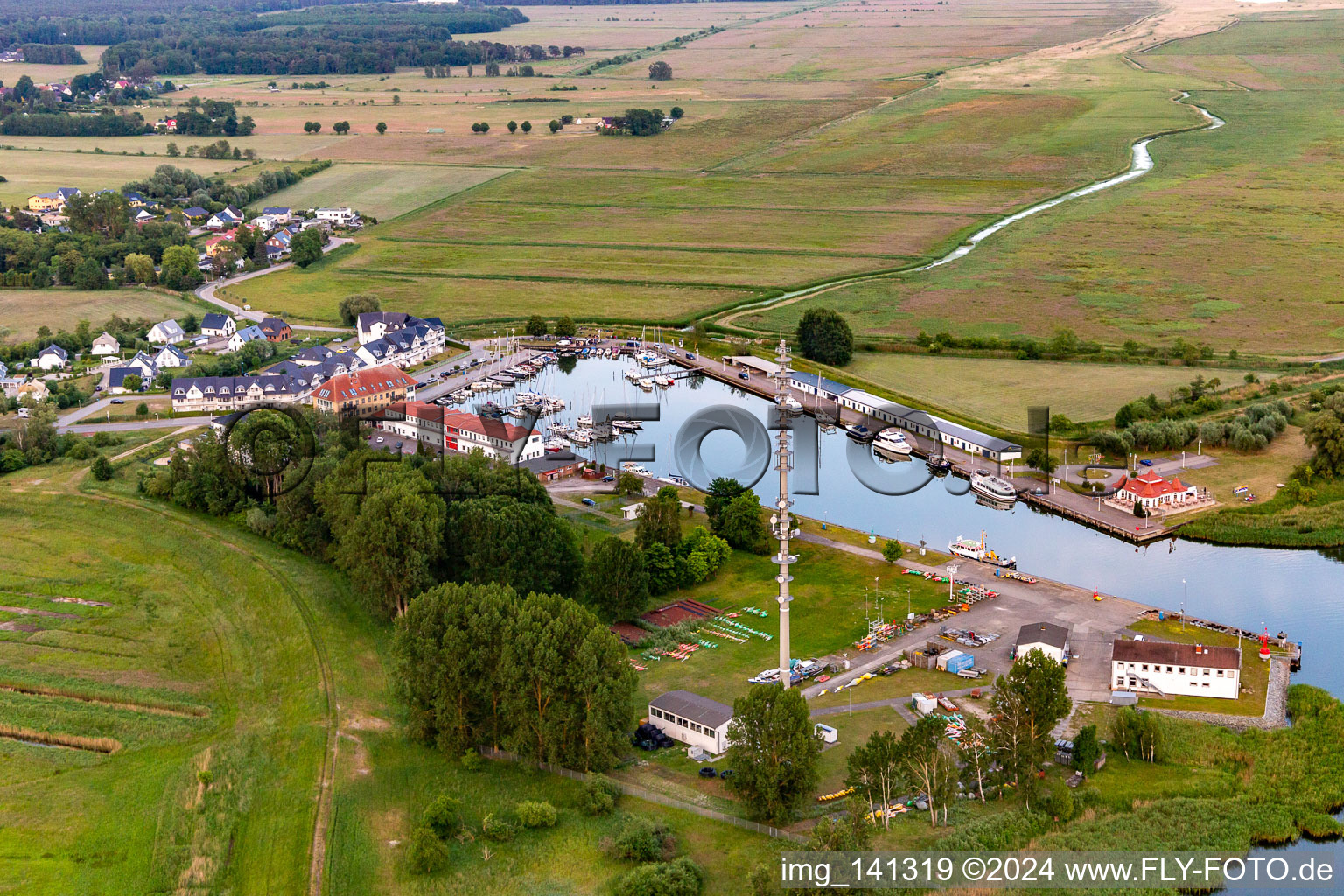 Luftbild von Wasserstraßen- und Schifffahrtsamt Stralsund / Stützpunkt Karlshagen am Yacht- und Fischereihafen Karlshagen im Bundesland Mecklenburg-Vorpommern, Deutschland