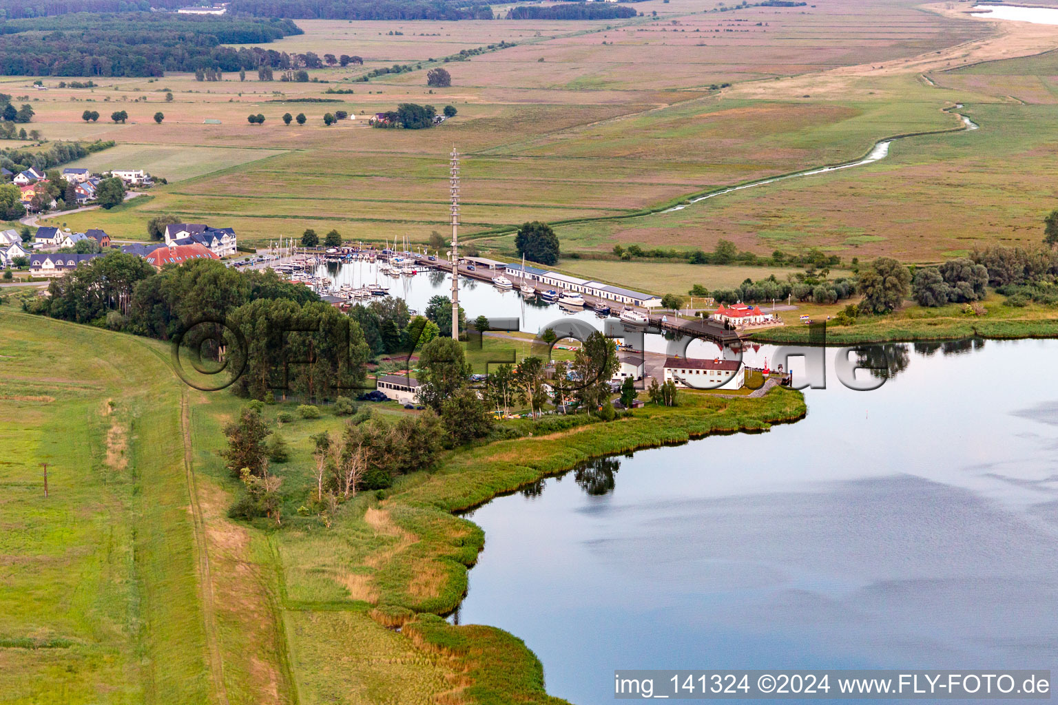 Luftaufnahme von Wasserstraßen- und Schifffahrtsamt Stralsund / Stützpunkt Karlshagen am Yacht- und Fischereihafen Karlshagen im Bundesland Mecklenburg-Vorpommern, Deutschland