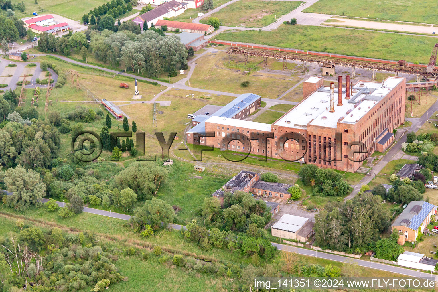 Schrägluftbild von Historisch-Technisches Museum Peenemünde zum Raketenbau im 2. Weltkrieg im ehemaligen Kraftwerk im Bundesland Mecklenburg-Vorpommern, Deutschland