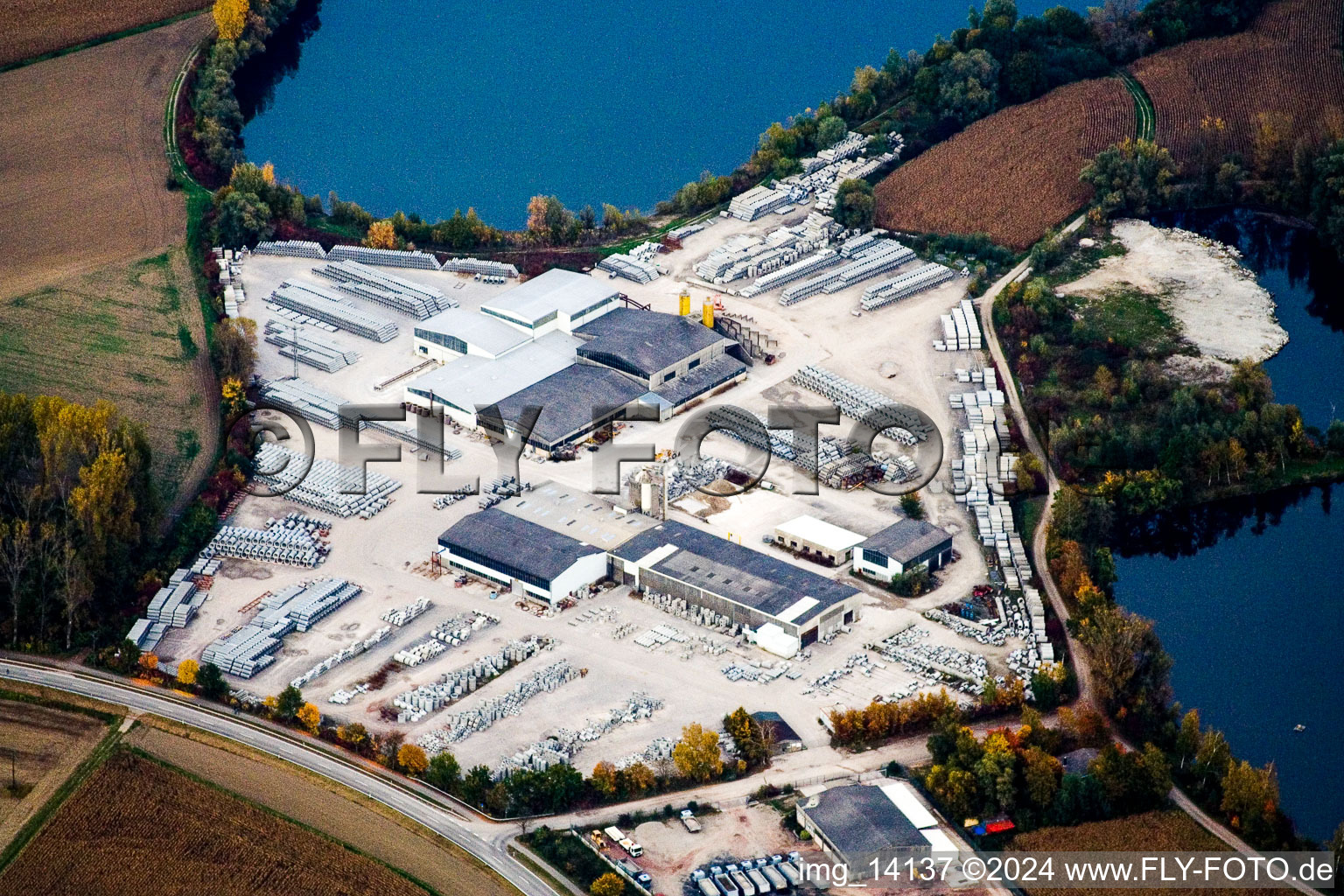 Neupotz, Betonsteinwerk im Bundesland Rheinland-Pfalz, Deutschland