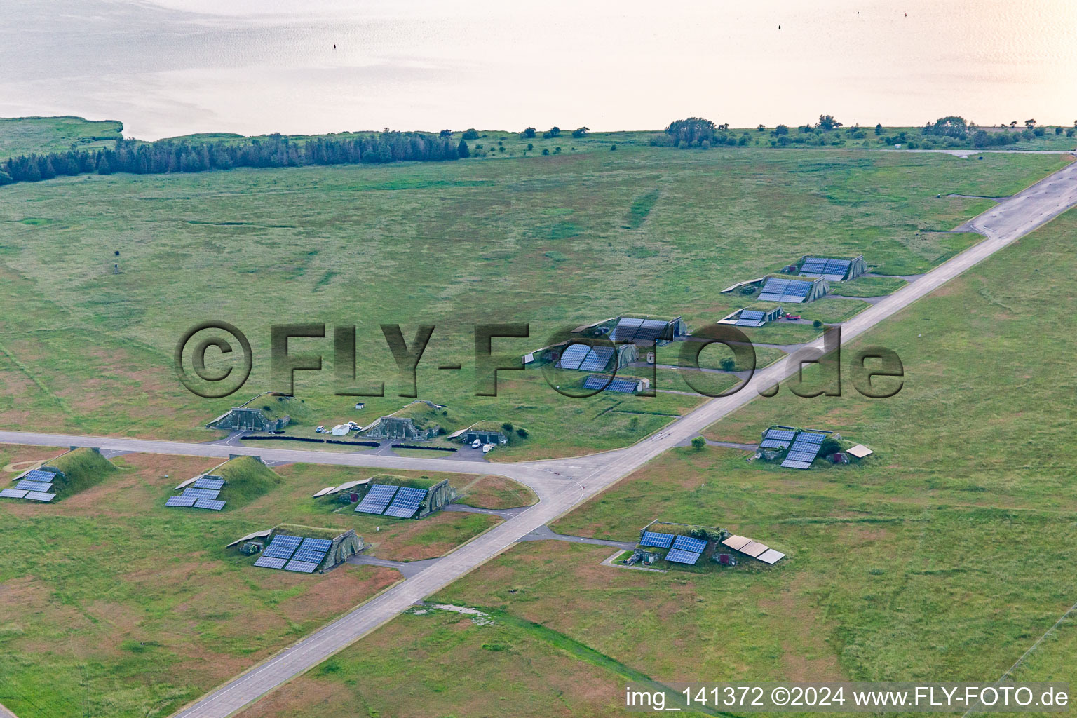 Photovoltaik auf alten Bunkern auf dem Peenemünde Airport im Bundesland Mecklenburg-Vorpommern, Deutschland