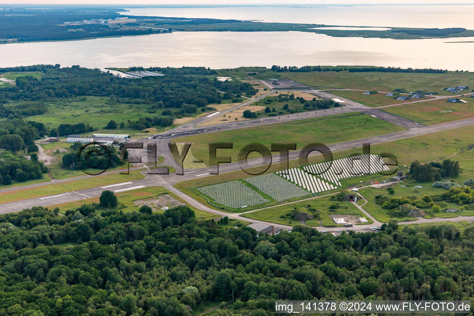 Photovoltaikfelder auf dem Peenemünde Airport im Bundesland Mecklenburg-Vorpommern, Deutschland