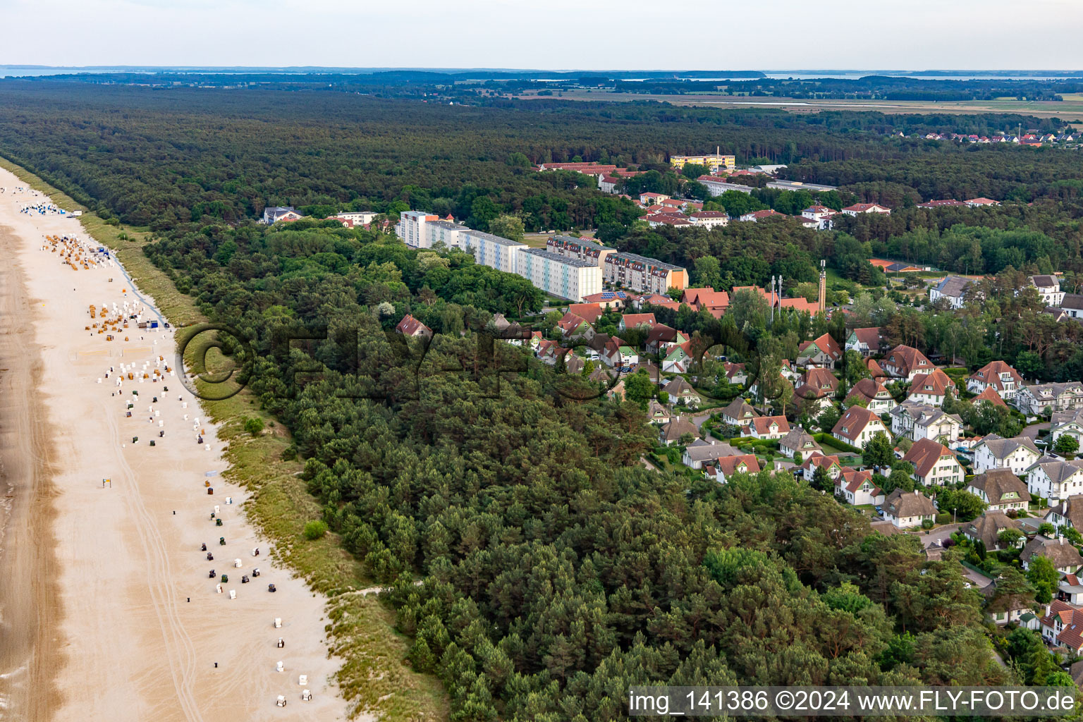 Strand und Plattenbauten an der Dünenstr in Karlshagen im Bundesland Mecklenburg-Vorpommern, Deutschland