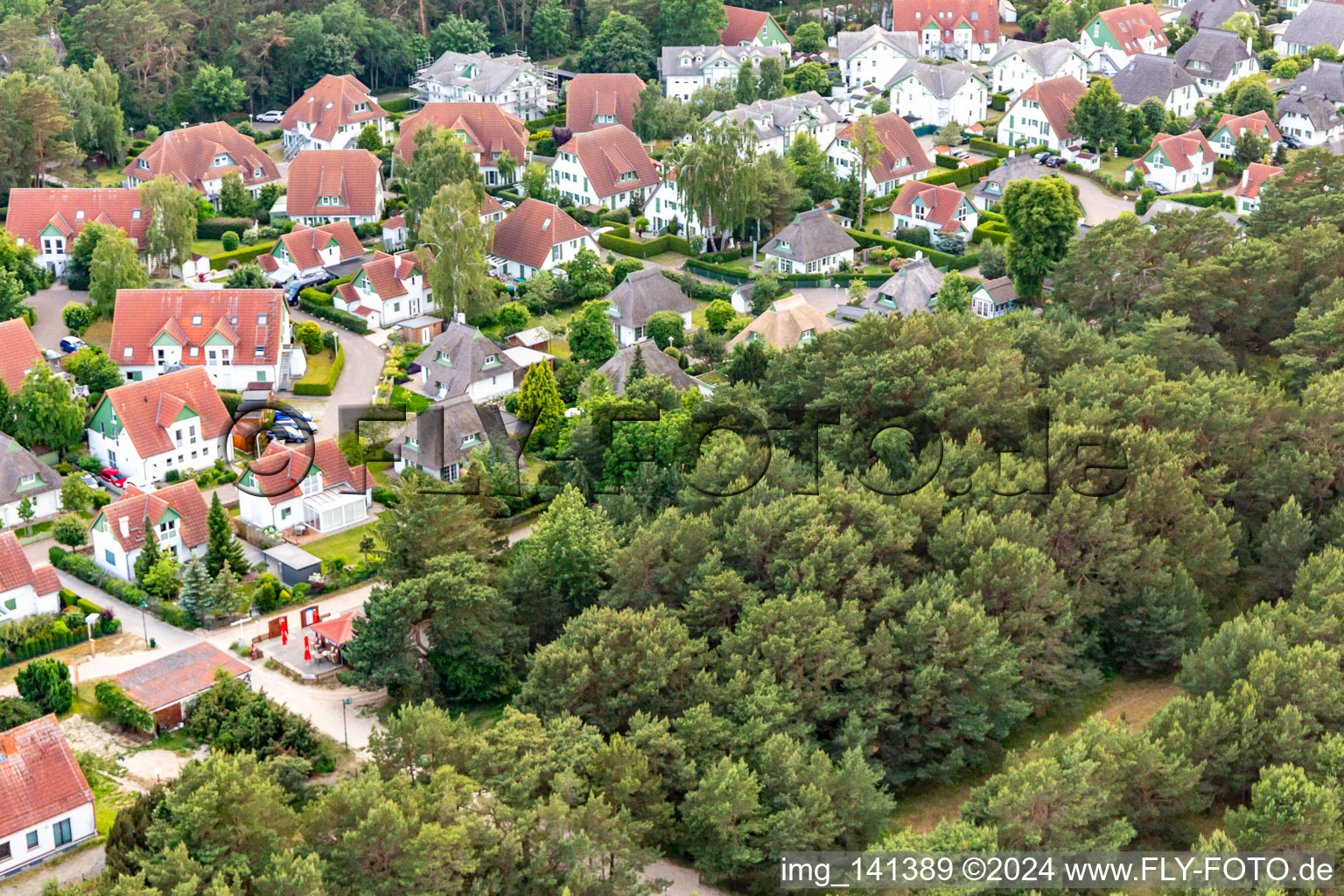 Reetdachsiedlung der Ferienwohnung Dünenresidenz in Karlshagen im Bundesland Mecklenburg-Vorpommern, Deutschland