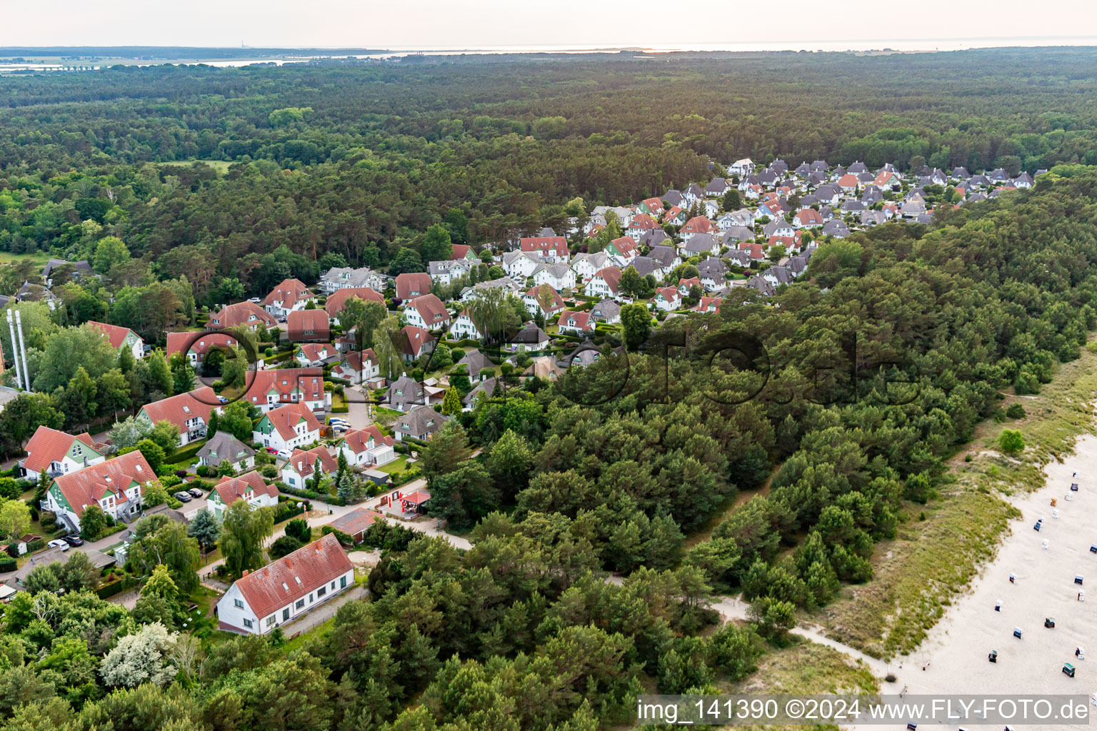 Luftbild von Reetdachsiedlung der Ferienwohnung Dünenresidenz in Peenemünde im Bundesland Mecklenburg-Vorpommern, Deutschland