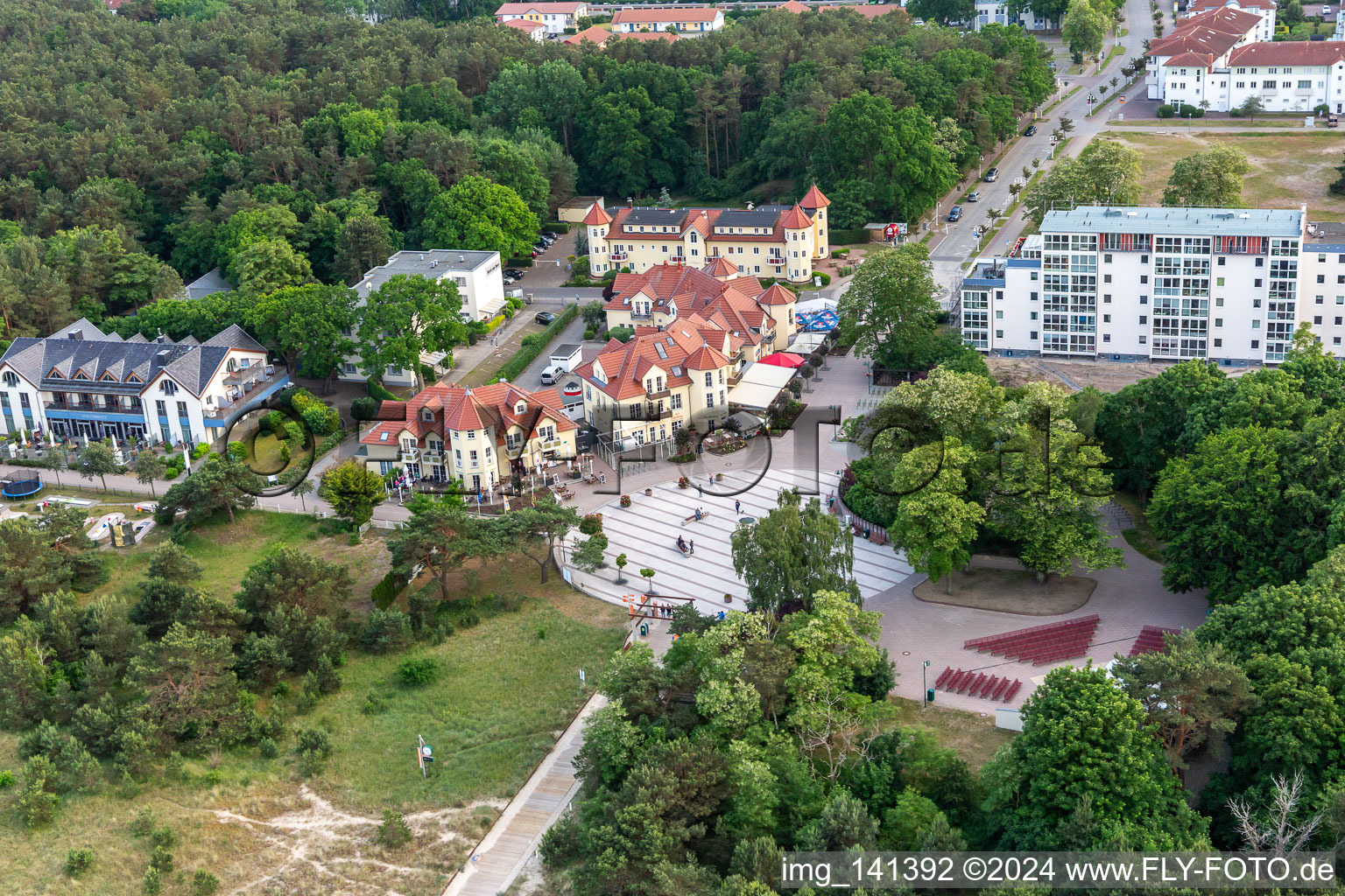 Luftbild von Strand-Vorplatz mit Freilichtbühne in Karlshagen im Bundesland Mecklenburg-Vorpommern, Deutschland