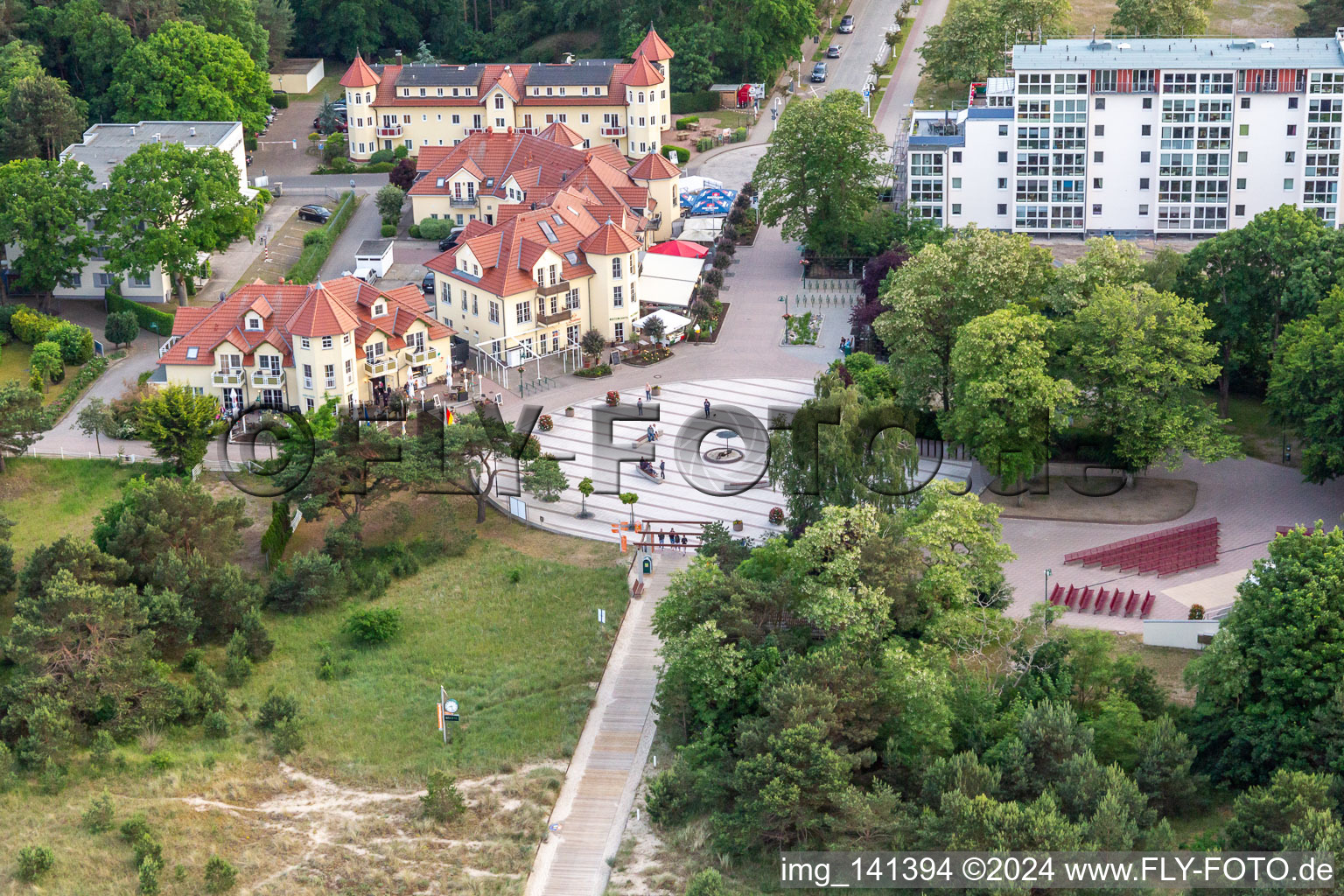 Luftaufnahme von Strand-Vorplatz mit Freilichtbühne in Karlshagen im Bundesland Mecklenburg-Vorpommern, Deutschland