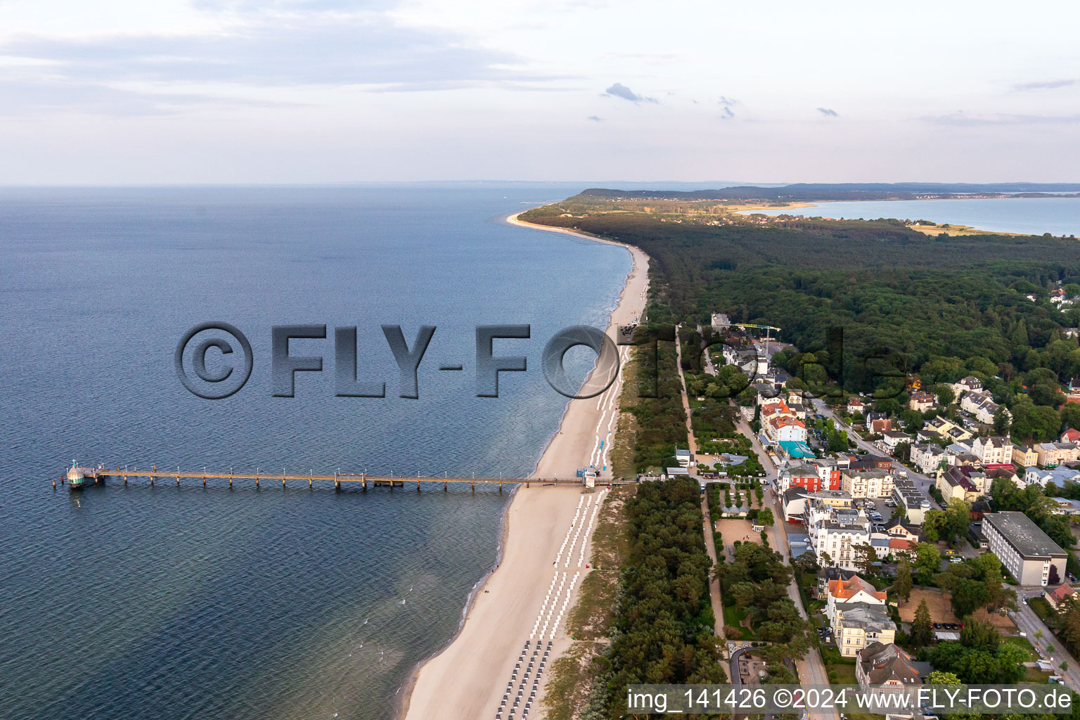 Seebrücke mit Tauchgondel Zinnowitz von Westen im Bundesland Mecklenburg-Vorpommern, Deutschland