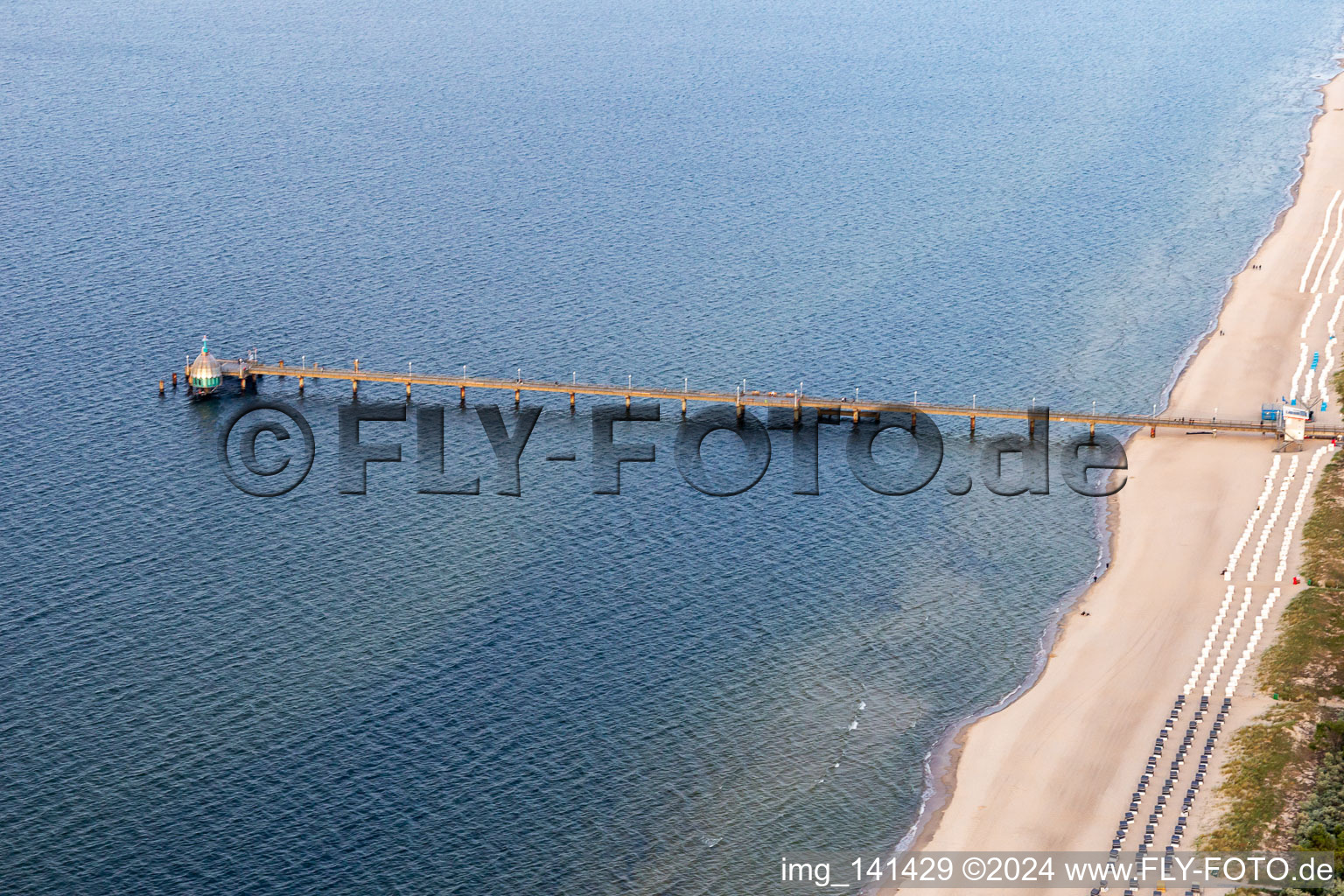 Luftbild von Seebrücke mit Tauchgondel Zinnowitz von Westen im Bundesland Mecklenburg-Vorpommern, Deutschland