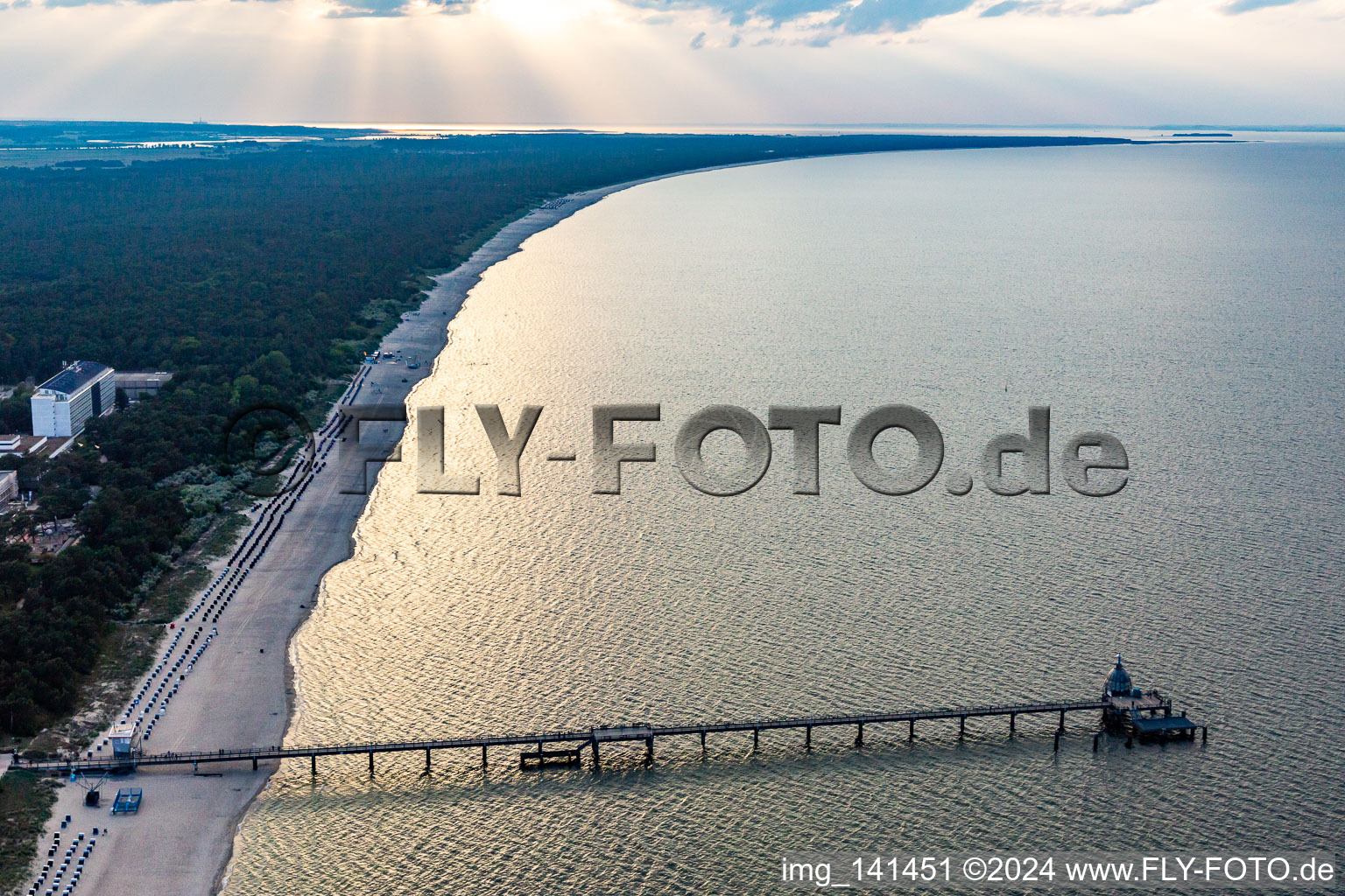 Luftbild von Seebrücke mit Tauchgondel Zinnowitz im Bundesland Mecklenburg-Vorpommern, Deutschland