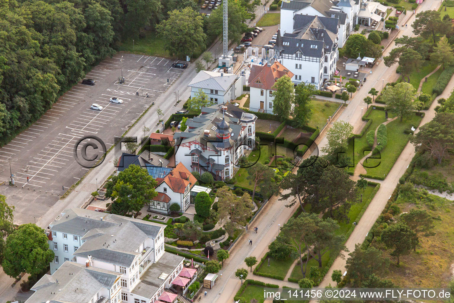 Luftbild von Villen zwischen Dünenstraße und Strandpromenade in Zinnowitz im Bundesland Mecklenburg-Vorpommern, Deutschland