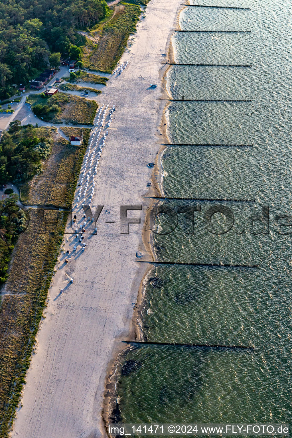 Luftaufnahme von Strand und Kurplatz Zempin im Bundesland Mecklenburg-Vorpommern, Deutschland