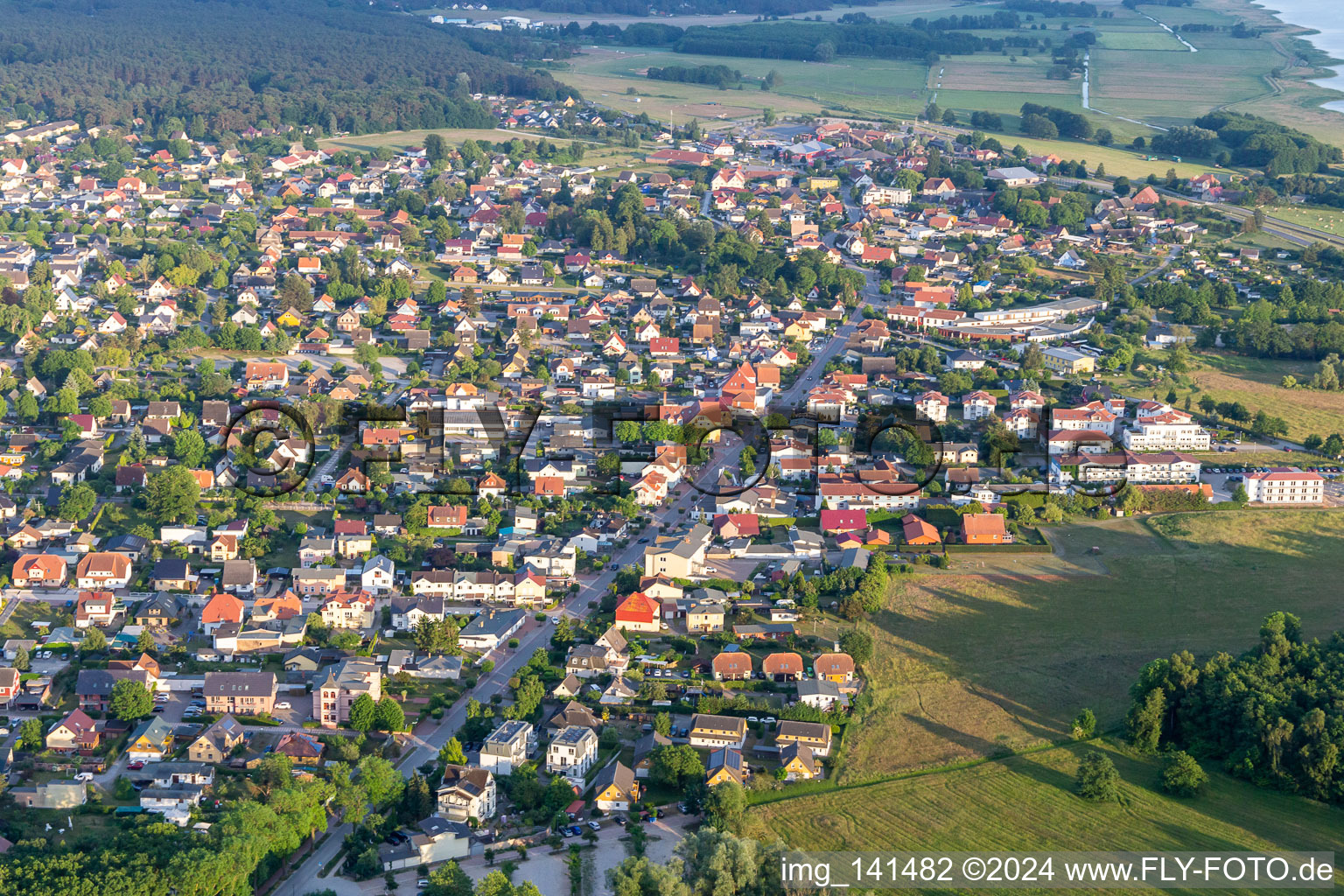 Haupstraße von Nordwesten in Koserow im Bundesland Mecklenburg-Vorpommern, Deutschland