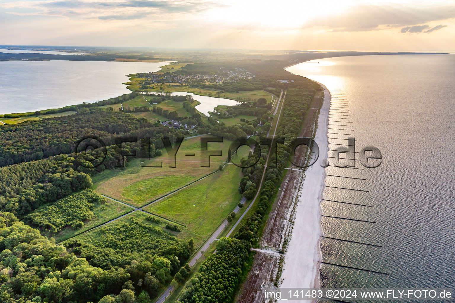 Ostseestrand an der schmalsten Stelle der Insel in Koserow im Bundesland Mecklenburg-Vorpommern, Deutschland