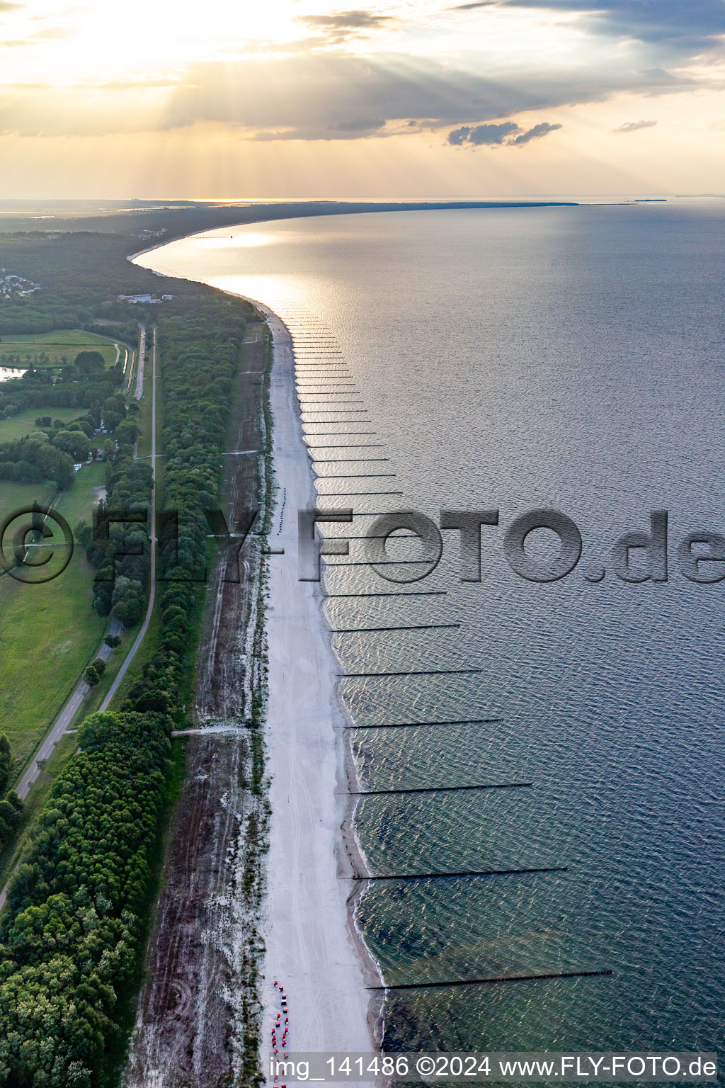 Luftbild von Ostseestrand an der schmalsten Stelle der Insel in Koserow im Bundesland Mecklenburg-Vorpommern, Deutschland