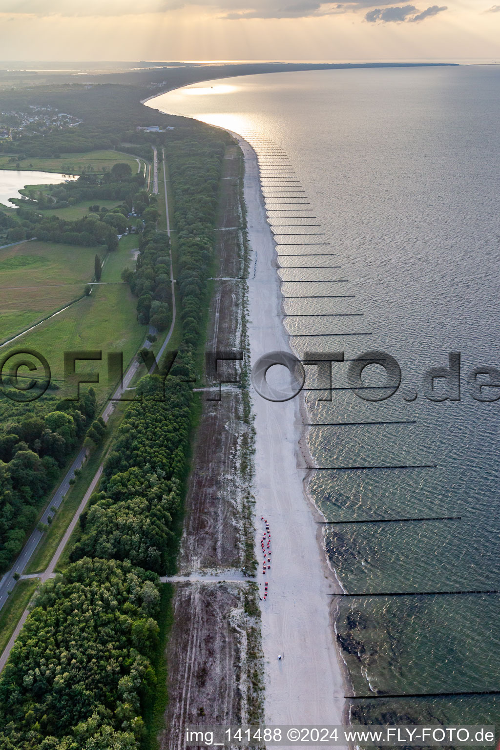 Luftaufnahme von Ostseestrand an der schmalsten Stelle der Insel in Koserow im Bundesland Mecklenburg-Vorpommern, Deutschland