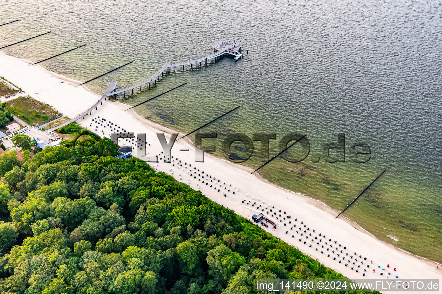 Luftbild von Koserower Seebrücke voin 2021, 279 m lang, Besonderheiten: - Glockenturm von Vineta  Sitzlandschaft für 150 Personen mit Sonnenuntergangskino  Kunstinstallation „Mann mit Glocke" Ausführung B&0 Ingenieure, Hamburg Heuvelman Ibis GmbH, Leer im Bundesland Mecklenburg-Vorpommern, Deutschland