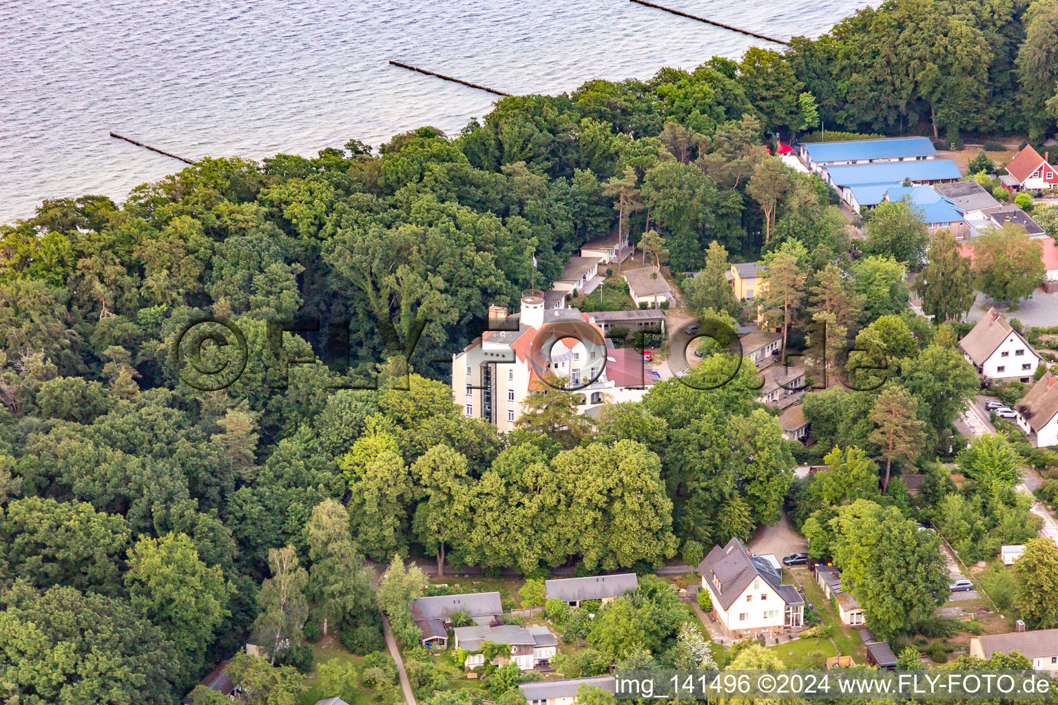 Luftbild von Waldschloss Parow in Koserow im Bundesland Mecklenburg-Vorpommern, Deutschland