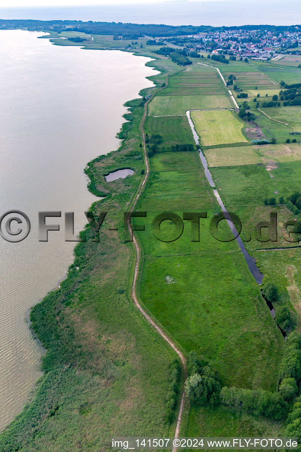 Deich und Entwässerungskanäle am Ufer des Achterwasser in Loddin im Bundesland Mecklenburg-Vorpommern, Deutschland