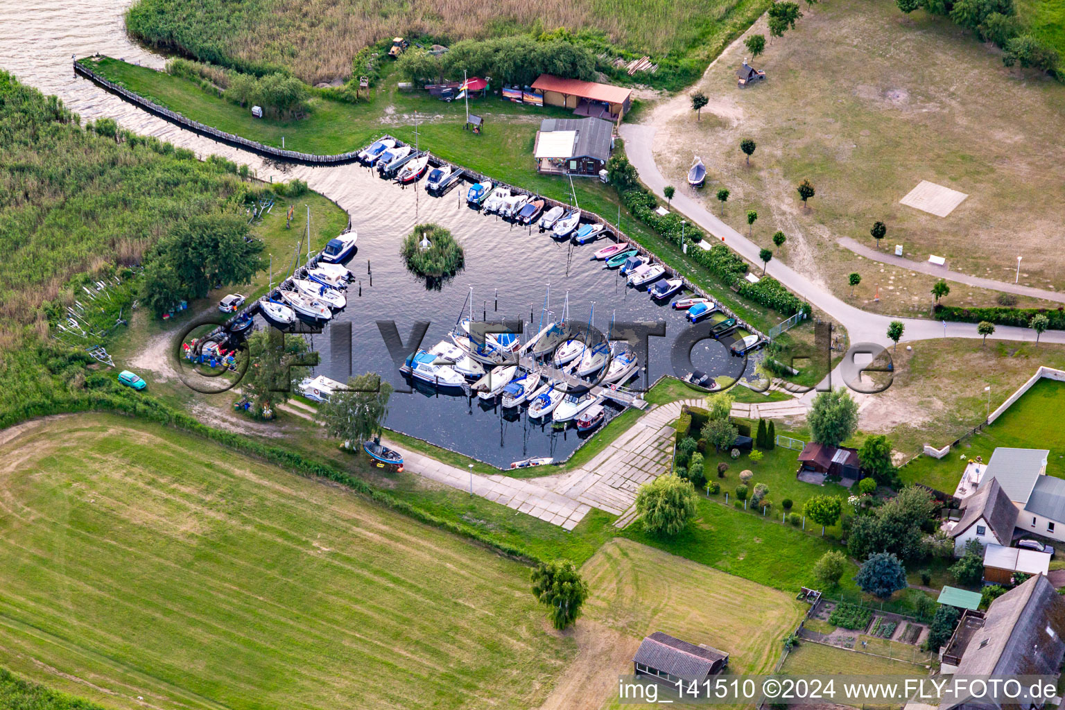 Luftbild von Jacht-Hafen Loddin zum Achterwasser im Bundesland Mecklenburg-Vorpommern, Deutschland