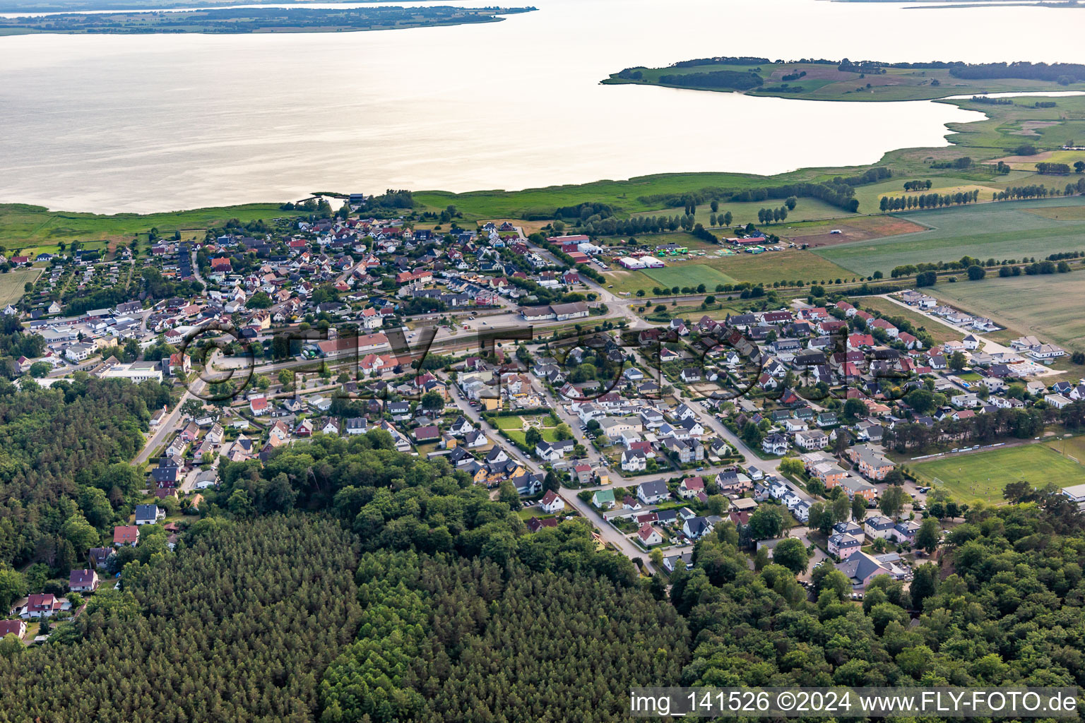 Ortschaft am Achterwasser in Ückeritz im Bundesland Mecklenburg-Vorpommern, Deutschland