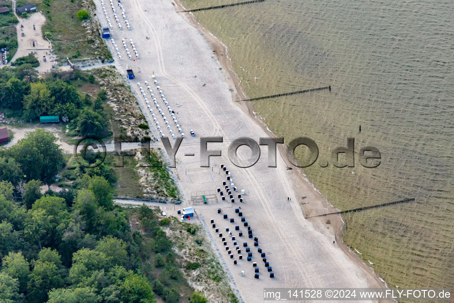 Strandkörbe an der Uferpromenade des Ostseebad Ückeritz im Bundesland Mecklenburg-Vorpommern, Deutschland