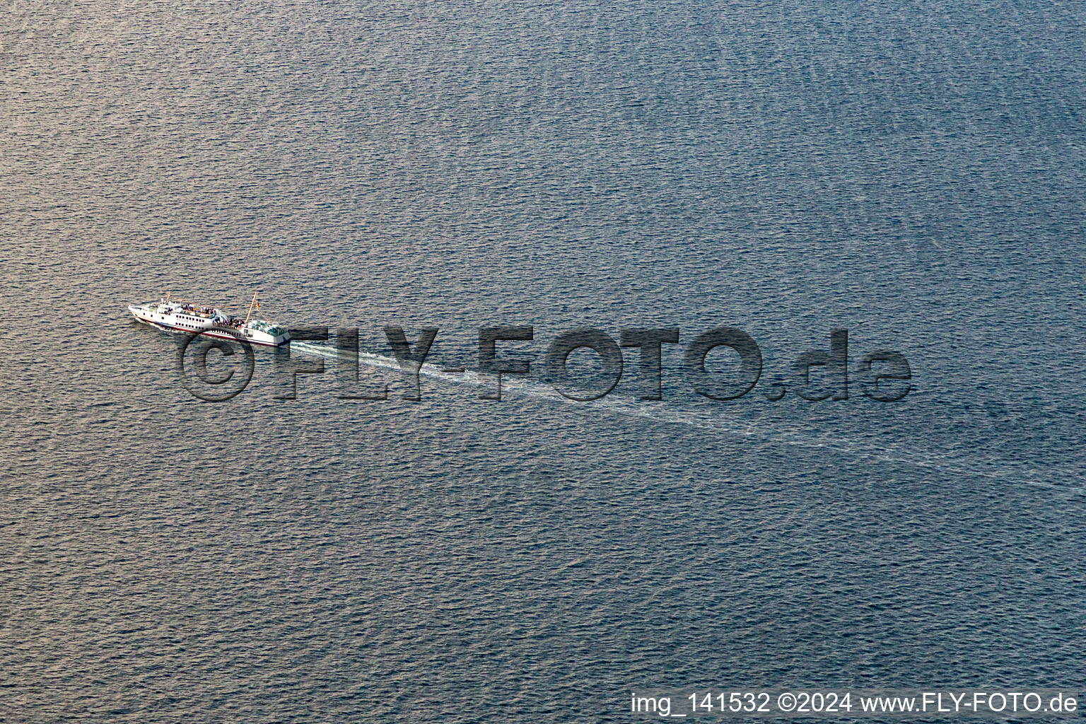 Fährschiff in der Ostsee in Ückeritz im Bundesland Mecklenburg-Vorpommern, Deutschland