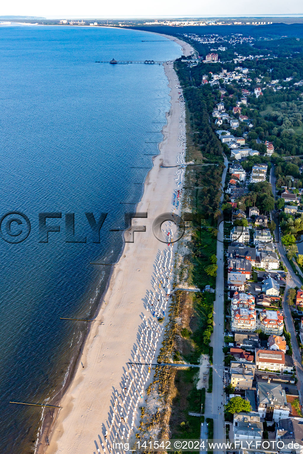 Ostseestrand am Abend bis Swinemünde von Nordwesten in Heringsdorf im Bundesland Mecklenburg-Vorpommern, Deutschland