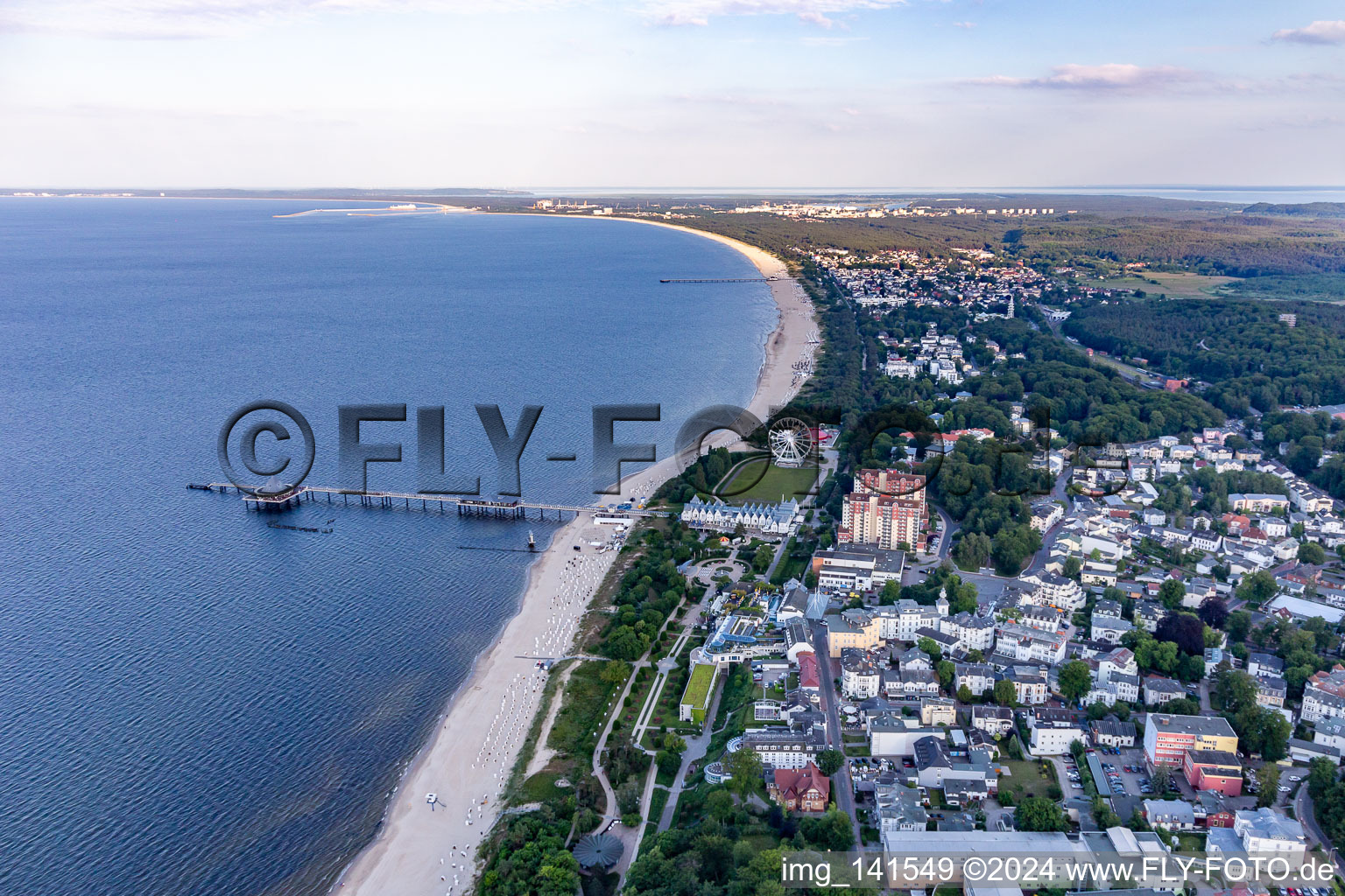 Ostseestrand bis Swinemünde von Nordwesten in Heringsdorf im Bundesland Mecklenburg-Vorpommern, Deutschland