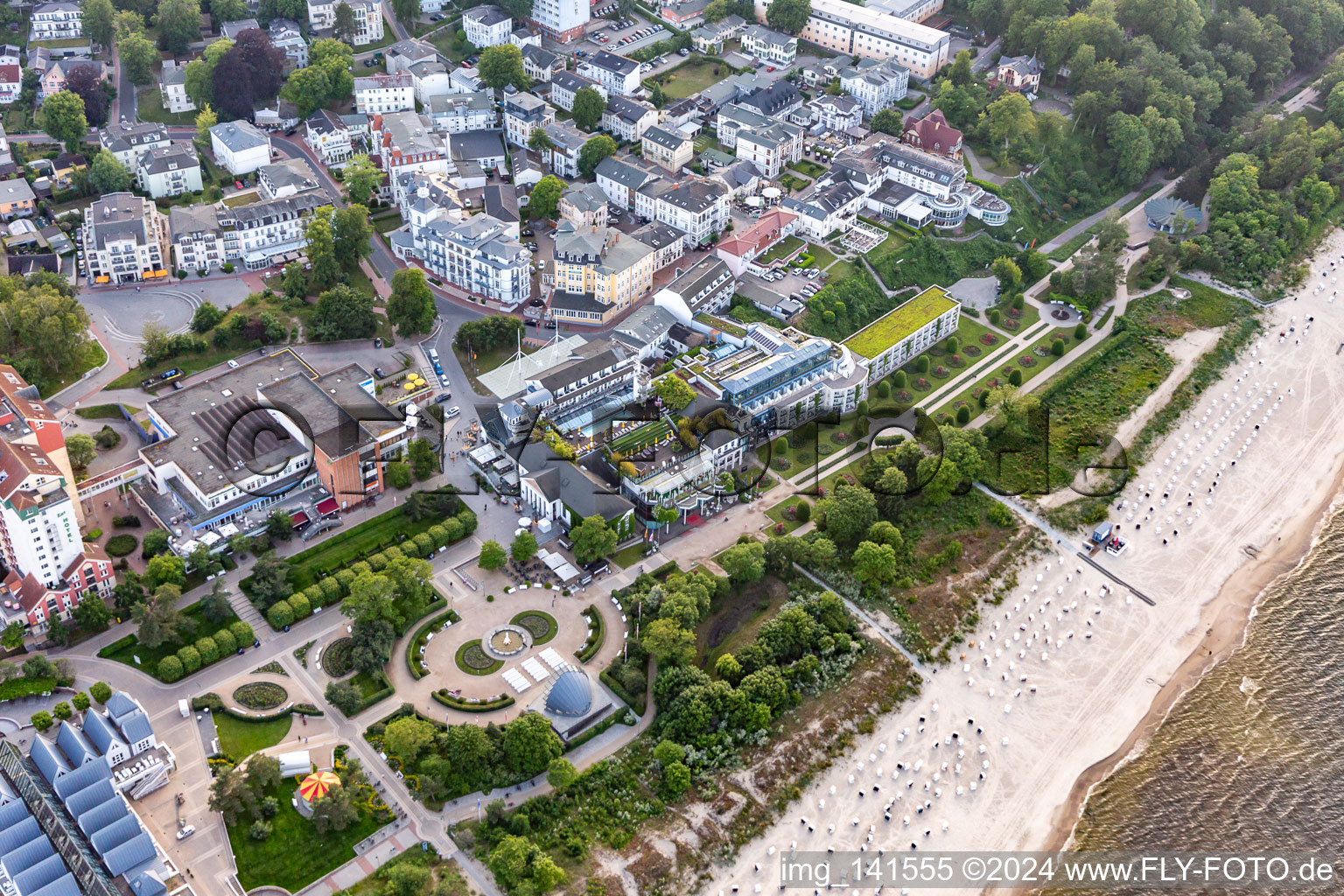 Rosengarten Strandpromenade Heringsdorf mit  Hotel Kaiserhof Heringsdorf im Bundesland Mecklenburg-Vorpommern, Deutschland