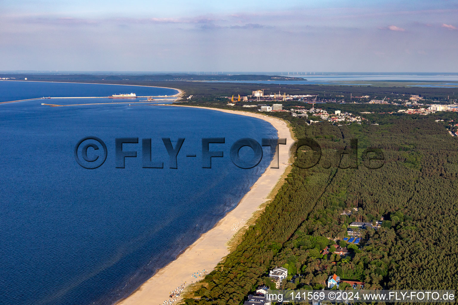 Grenzstrand Ahlbeck und Ostseehafen Swinemünde im Ortsteil Ahlbeck U in Heringsdorf im Bundesland Mecklenburg-Vorpommern, Deutschland