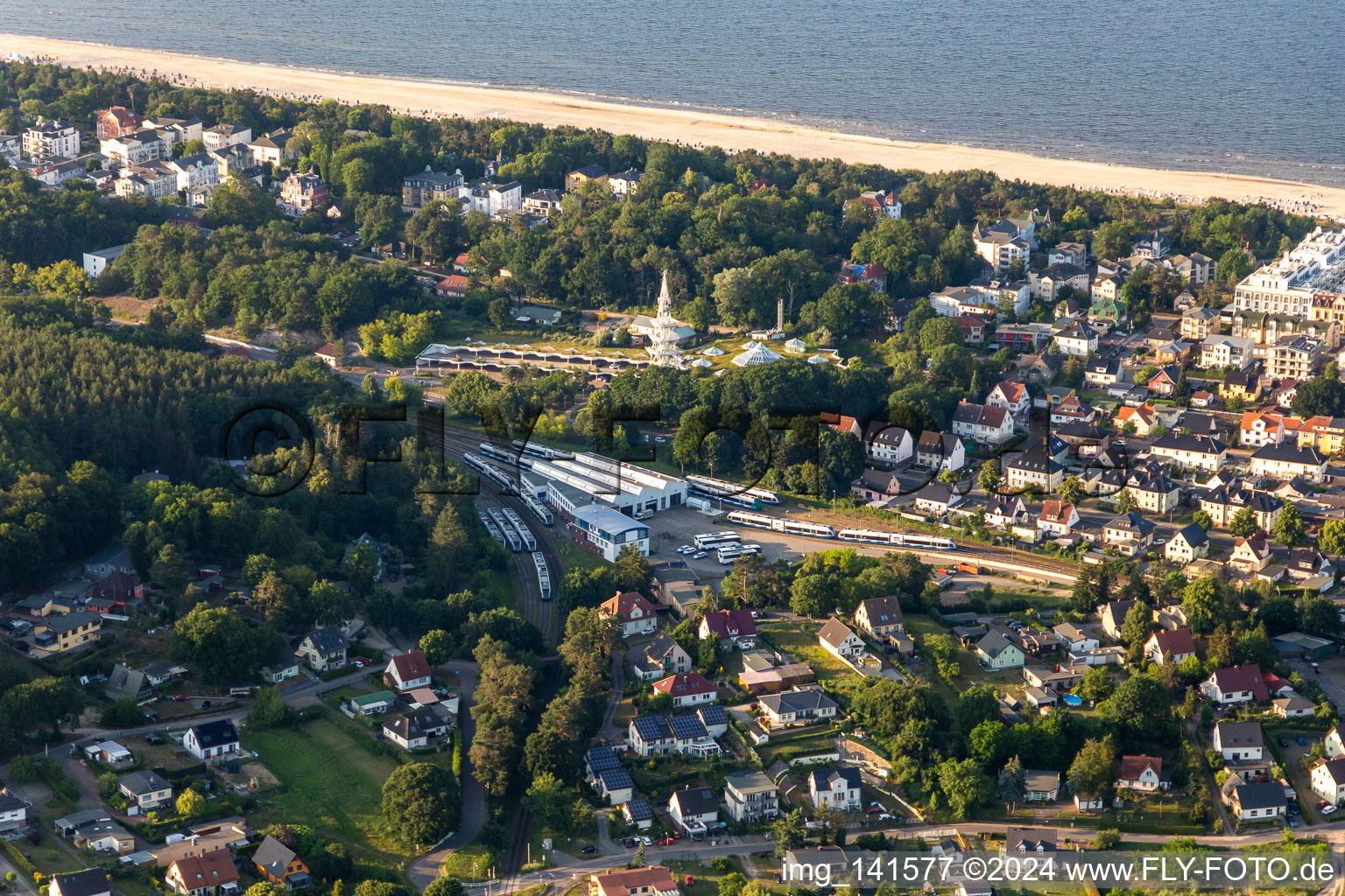 Luftbild von Aussichtsturm an der Ostseetherme im Ortsteil Ahlbeck U in Heringsdorf im Bundesland Mecklenburg-Vorpommern, Deutschland