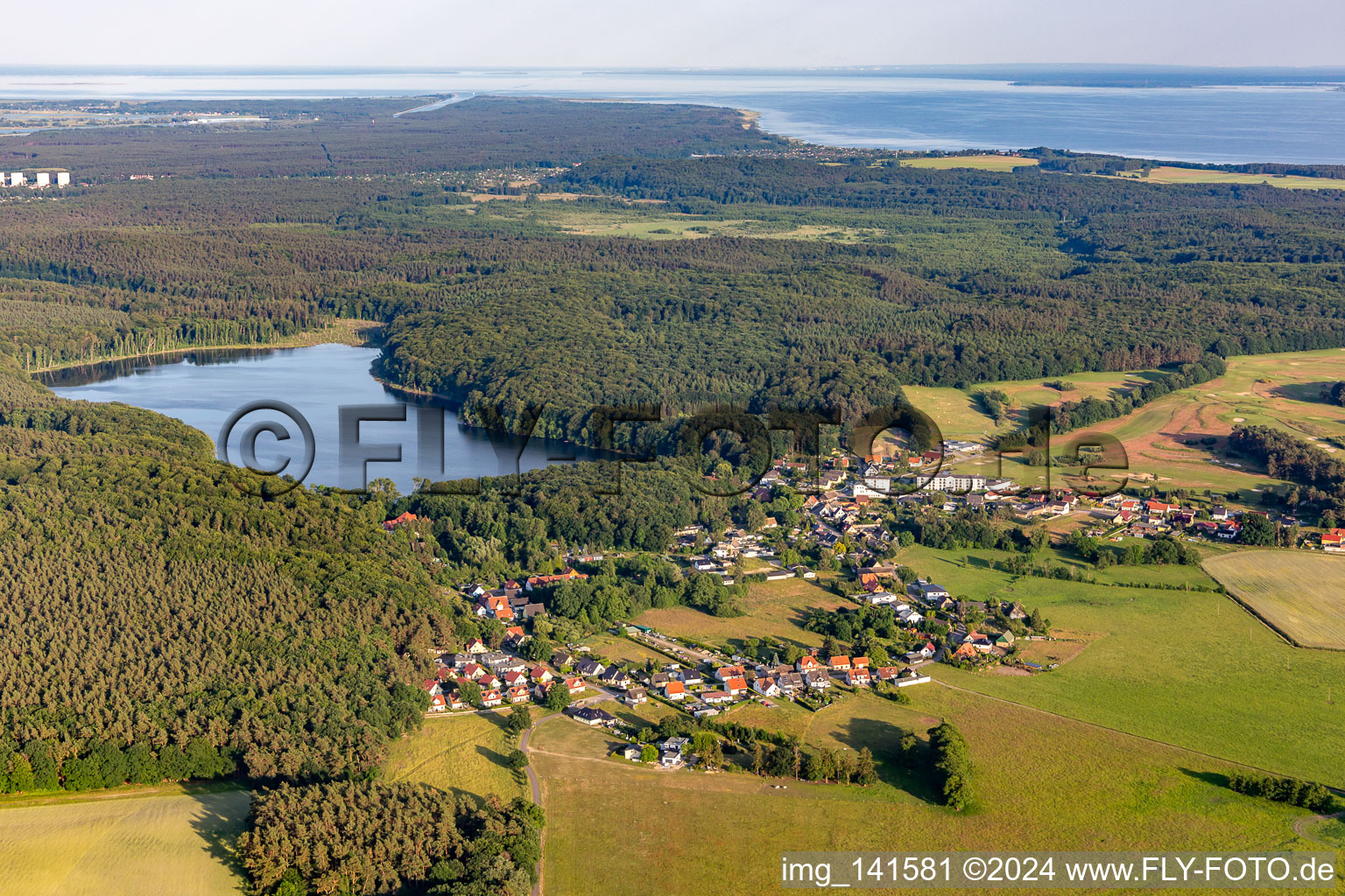 Ortschaft vor dem Wolgastsee in Korswandt im Bundesland Mecklenburg-Vorpommern, Deutschland