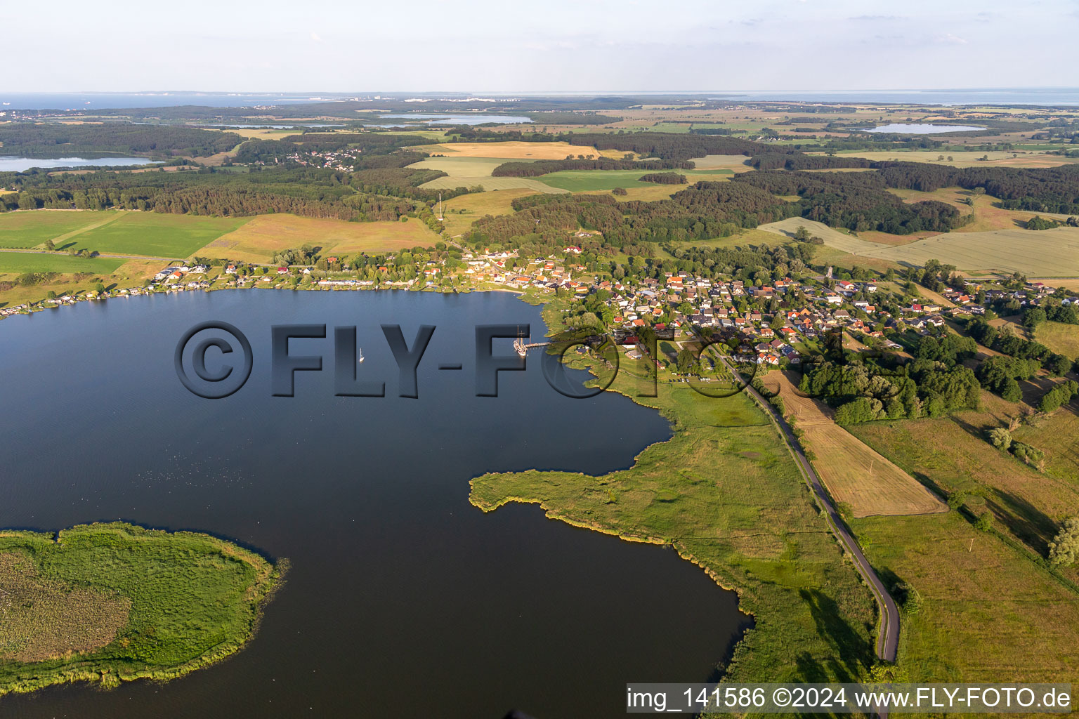 Ortschaft am Ufer des Balmer See mit Insel Böhmke in Benz im Bundesland Mecklenburg-Vorpommern, Deutschland