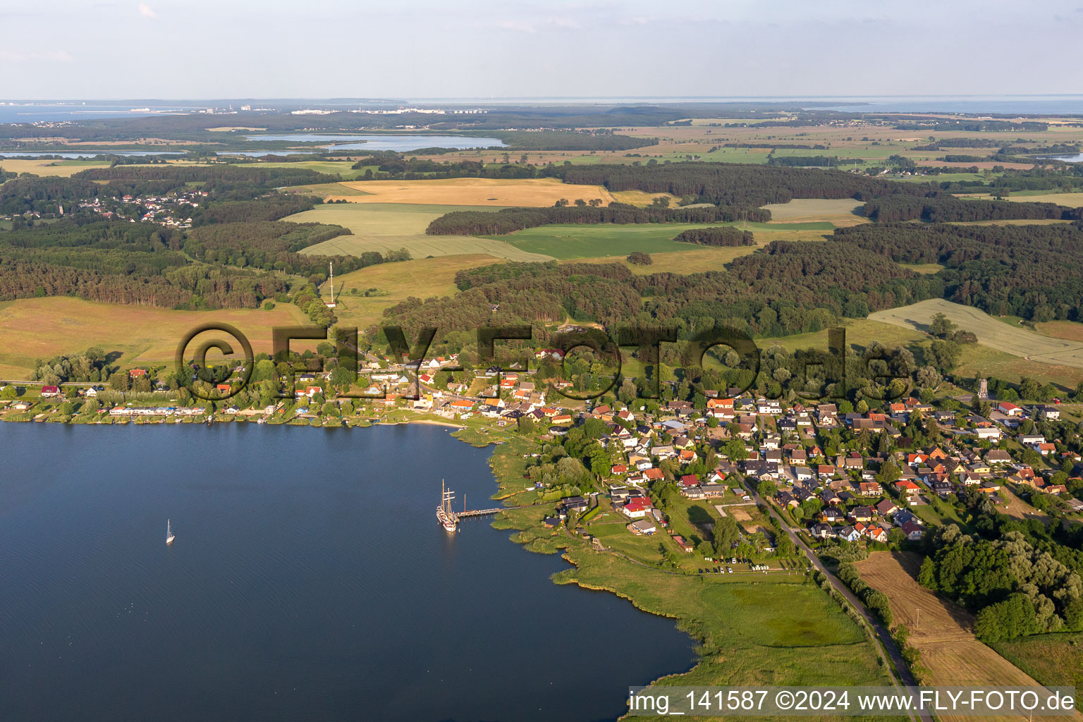 Luftbild von Zweimaster am Seesteg Neppermin in Benz im Bundesland Mecklenburg-Vorpommern, Deutschland