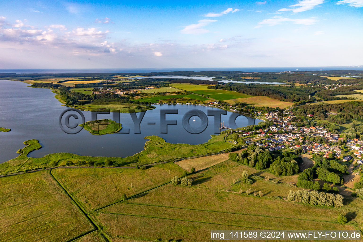 Balmer See mit Insel Böhmke im Ortsteil Neppermin in Benz im Bundesland Mecklenburg-Vorpommern, Deutschland