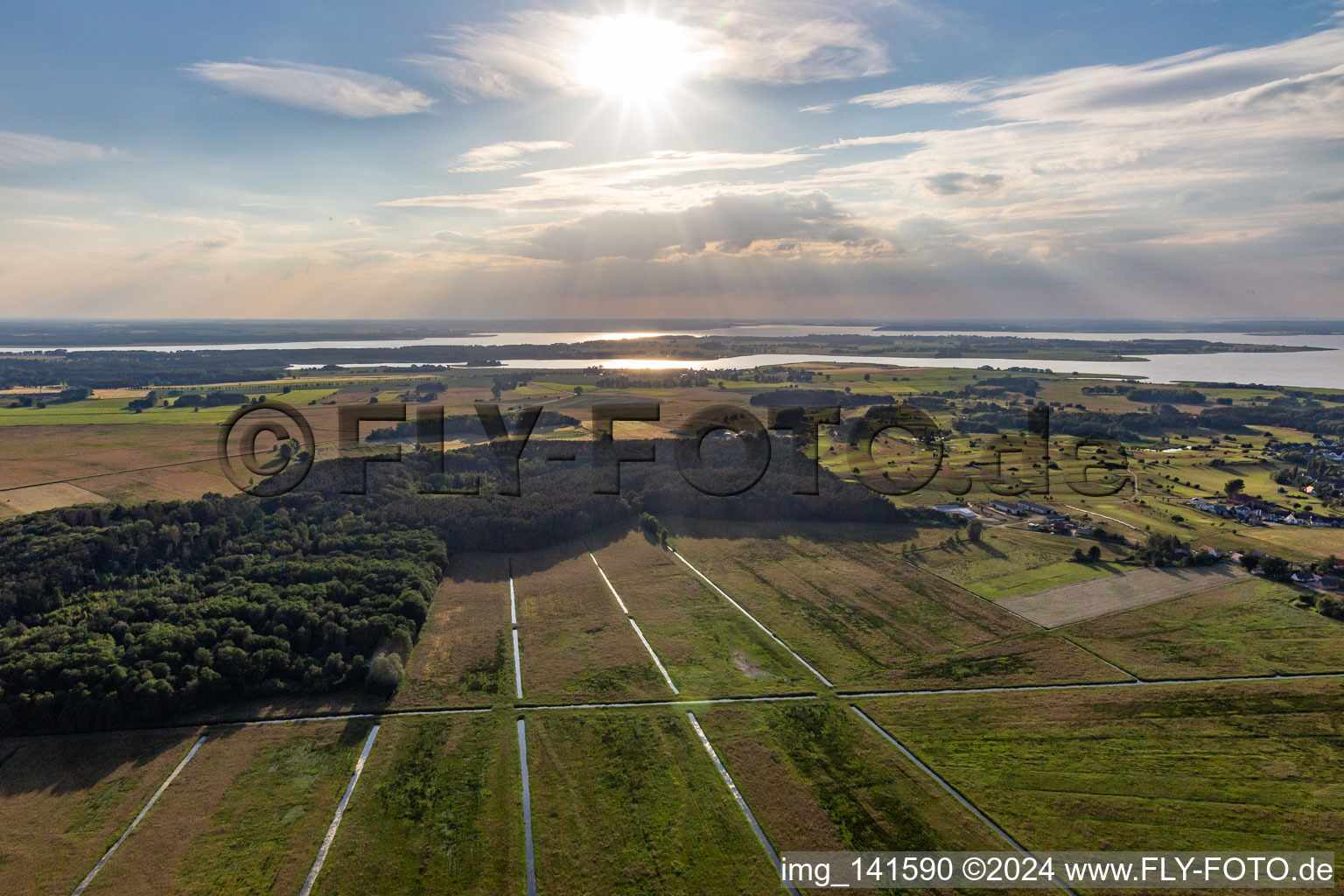 Entwässerungsgräben des Mellenthiner OS - rechts Golfplatz des Golfclub Balmer See - Insel Usedom e.V in Benz im Bundesland Mecklenburg-Vorpommern, Deutschland