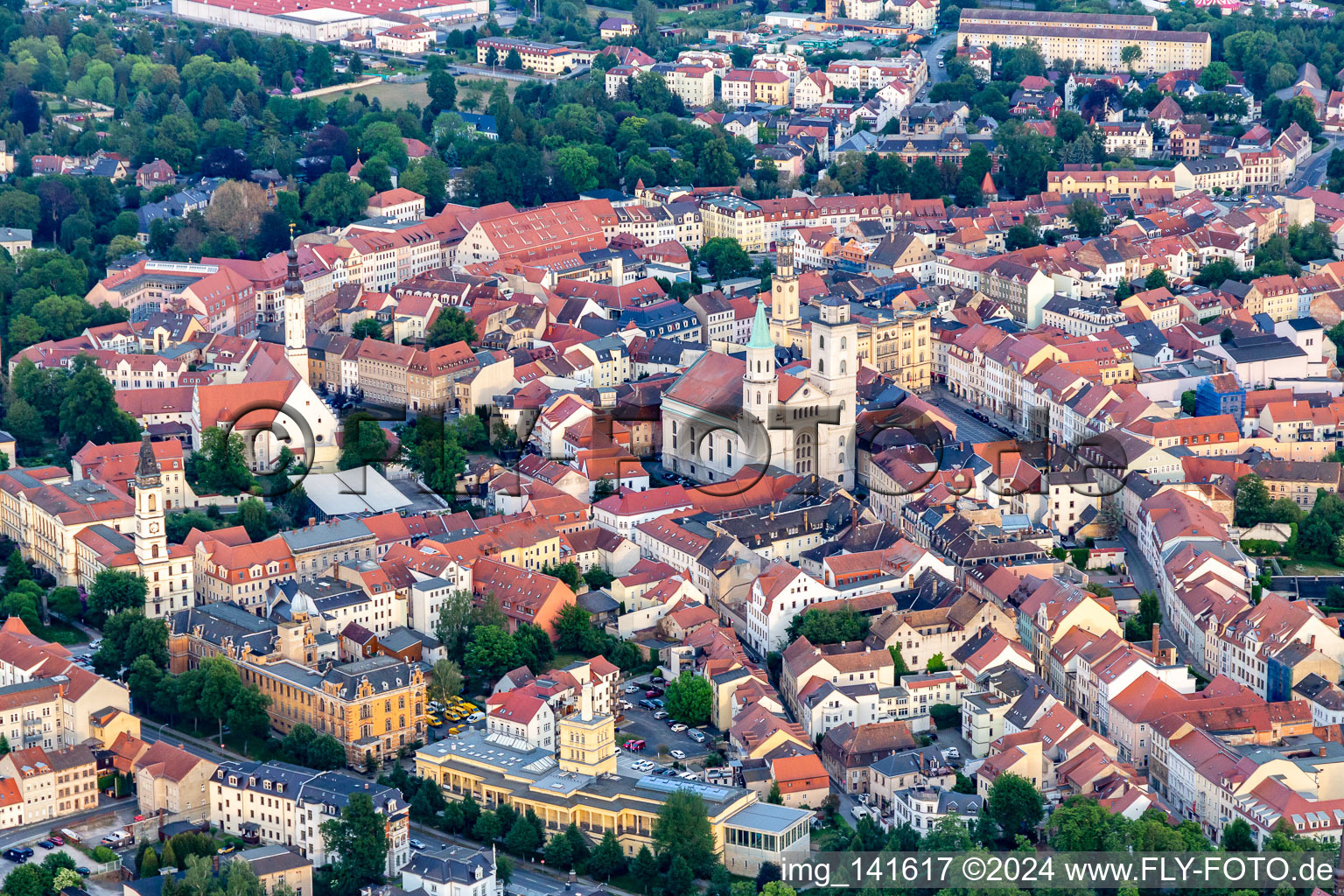 Historische Altstadt mit  Johanniskirche und   Tourismuszentrum Naturpark Zittauer Gebirge am Markt im Bundesland Sachsen, Deutschland