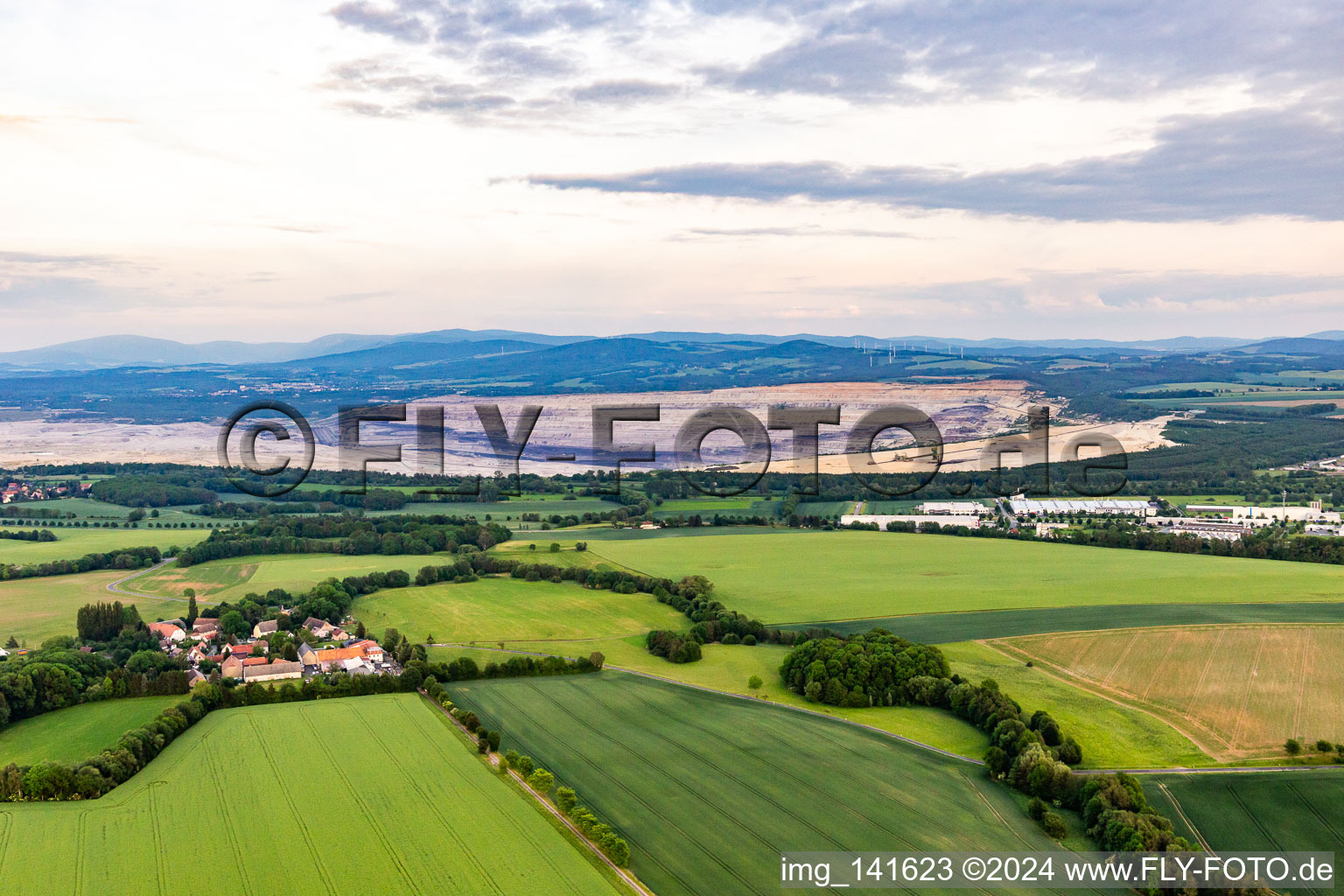 Polnischer Braunkohletagebau von Westen im Ortsteil Drausendorf in Zittau im Bundesland Sachsen, Deutschland